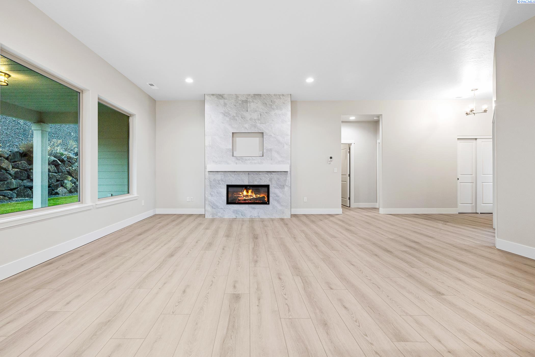 Kennewick, Washington, 99338, United States, 4 Bedrooms Bedrooms, ,2 BathroomsBathrooms,Residential,For Sale,1987872