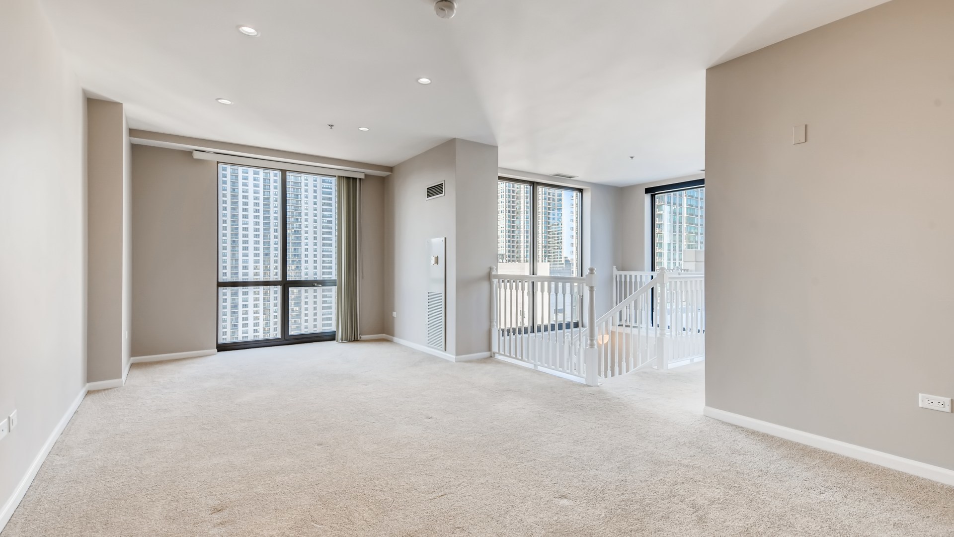 Chicago, Illinois, 60654, United States, 3 Bedrooms Bedrooms, ,4 BathroomsBathrooms,Residential,For Sale,1991279