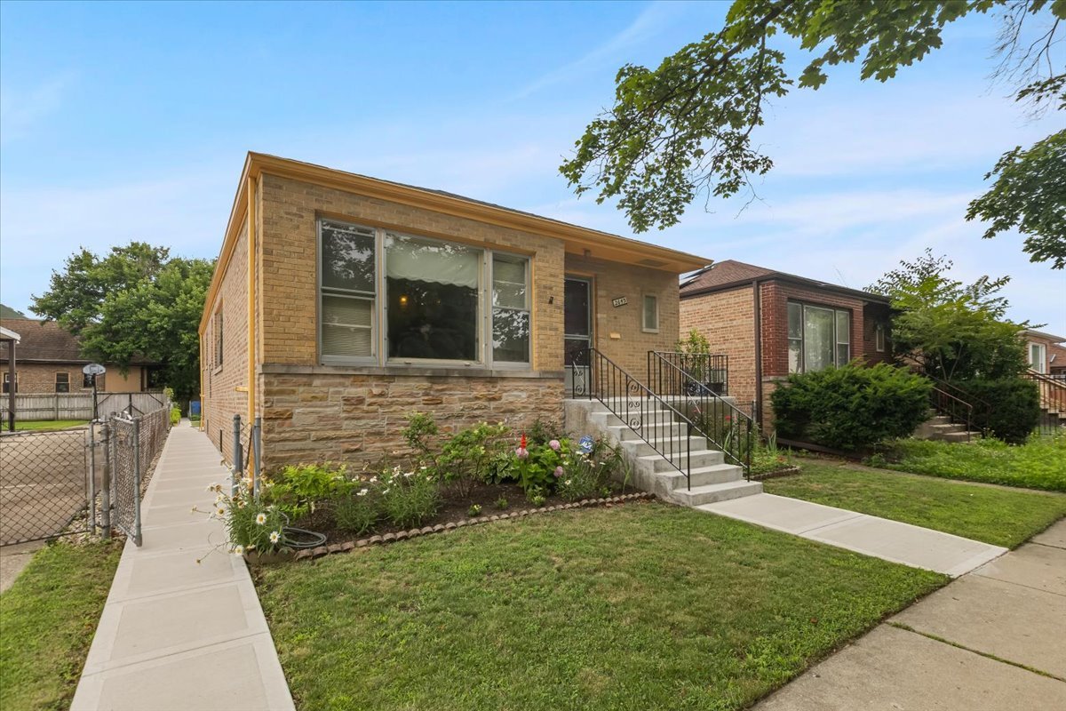 Chicago, Illinois, 60645, United States, 3 Bedrooms Bedrooms, ,3 BathroomsBathrooms,Residential,For Sale,1976245