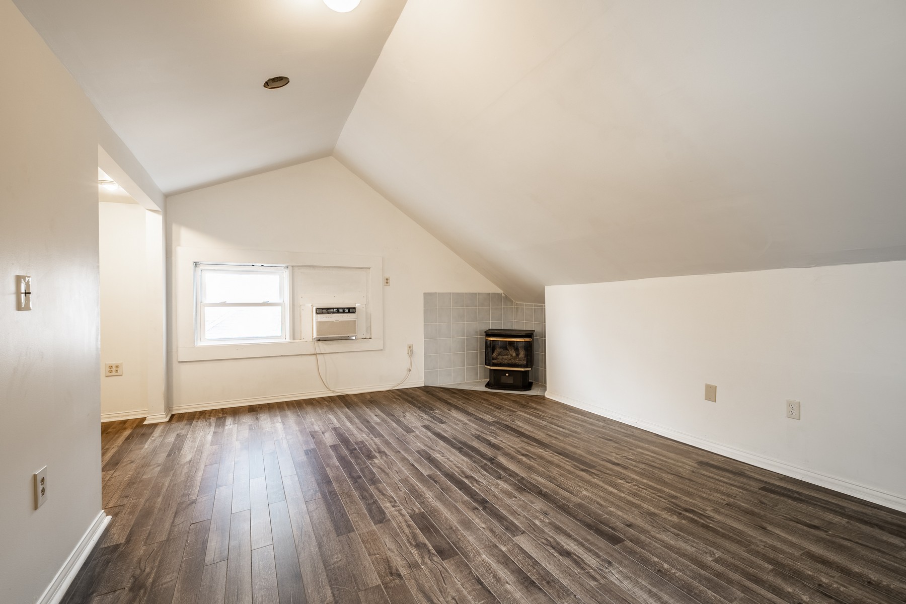  Charming Indianapolis Home with Stained Woodwork and Hardwood Floors - 物件實景