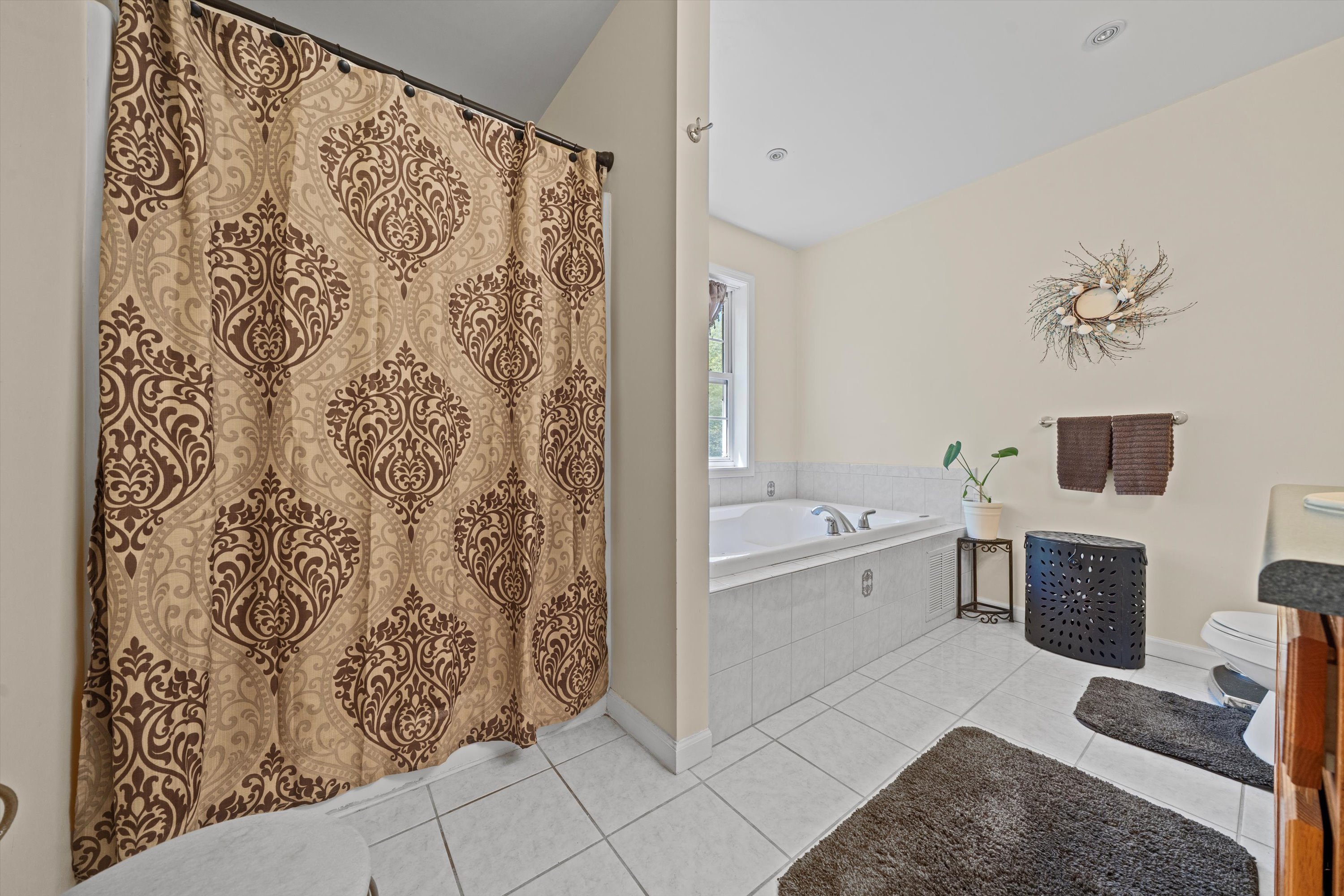 Middletown, New York, 10941, United States, 4 Bedrooms Bedrooms, ,3 BathroomsBathrooms,Residential,For Sale,1861085