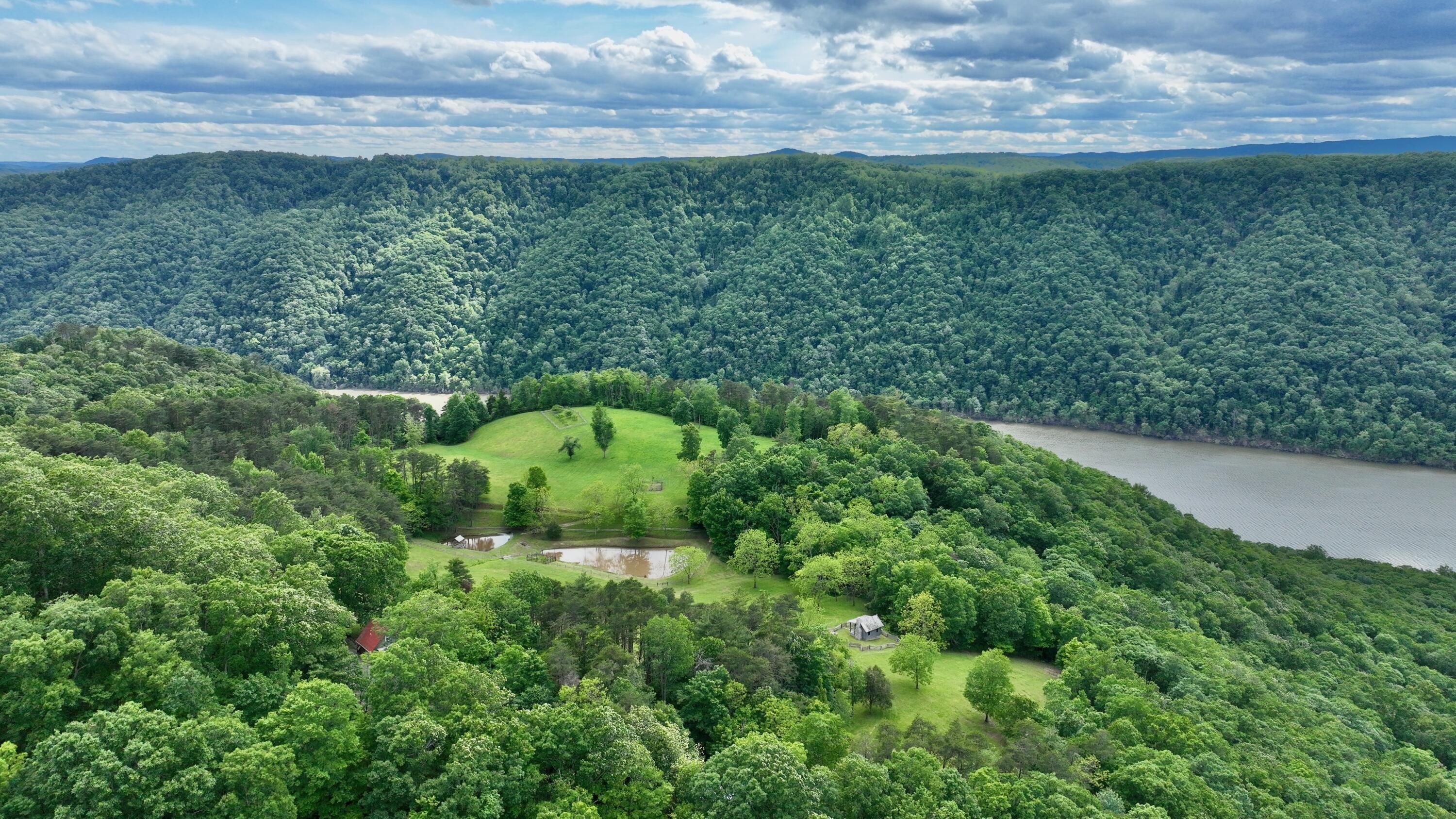 Hinton, West Virginia, 25951, United States, 3 Bedrooms Bedrooms, ,2 BathroomsBathrooms,Residential,For Sale,1847106