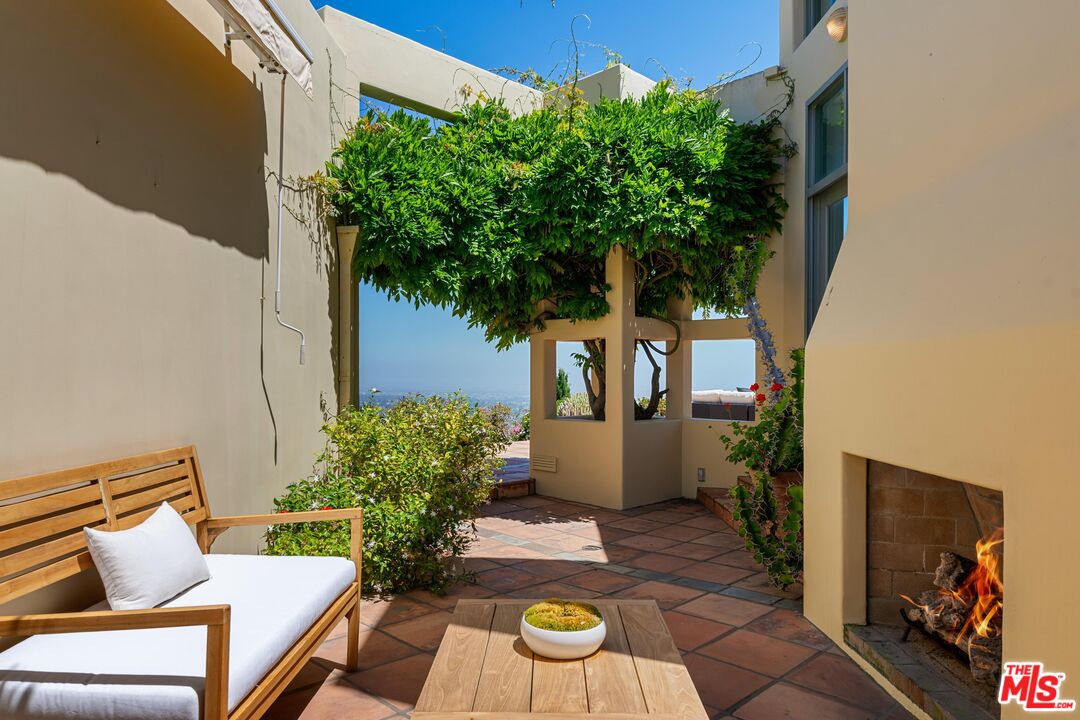 Pacific Palisades, California, 90272, United States, 4 Bedrooms Bedrooms, ,2 BathroomsBathrooms,Residential,For Sale,1770890