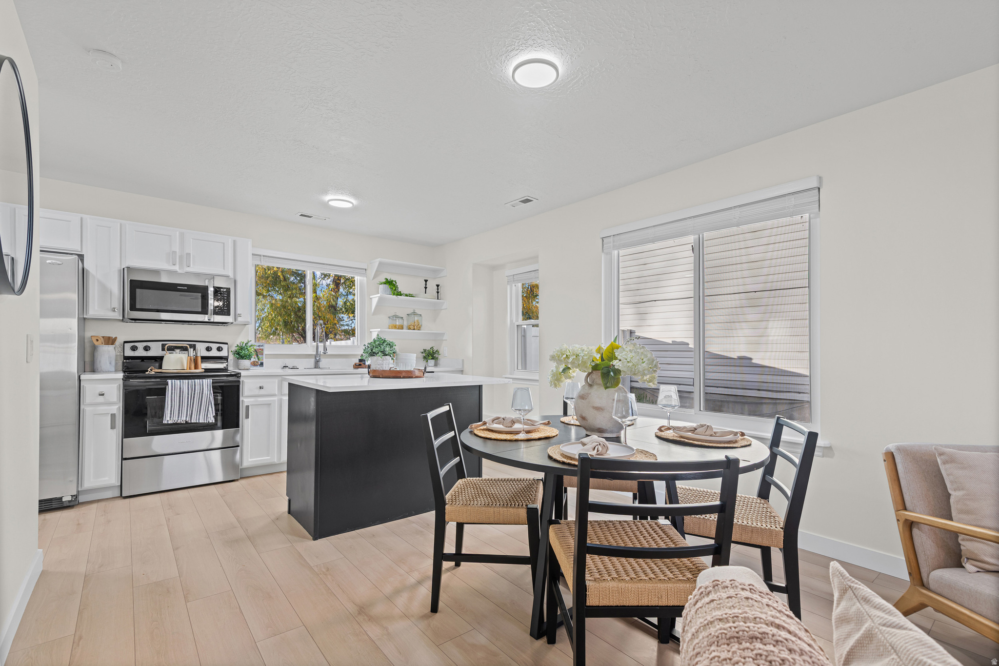 Sandy, Utah, 84070, United States, 3 Bedrooms Bedrooms, ,3 BathroomsBathrooms,Residential,For Sale,1996029