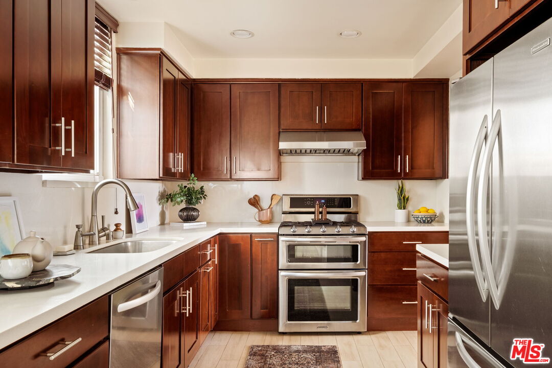 Los Angeles, California, 90034, United States, 2 Bedrooms Bedrooms, ,3 BathroomsBathrooms,Residential,For Sale,1991058