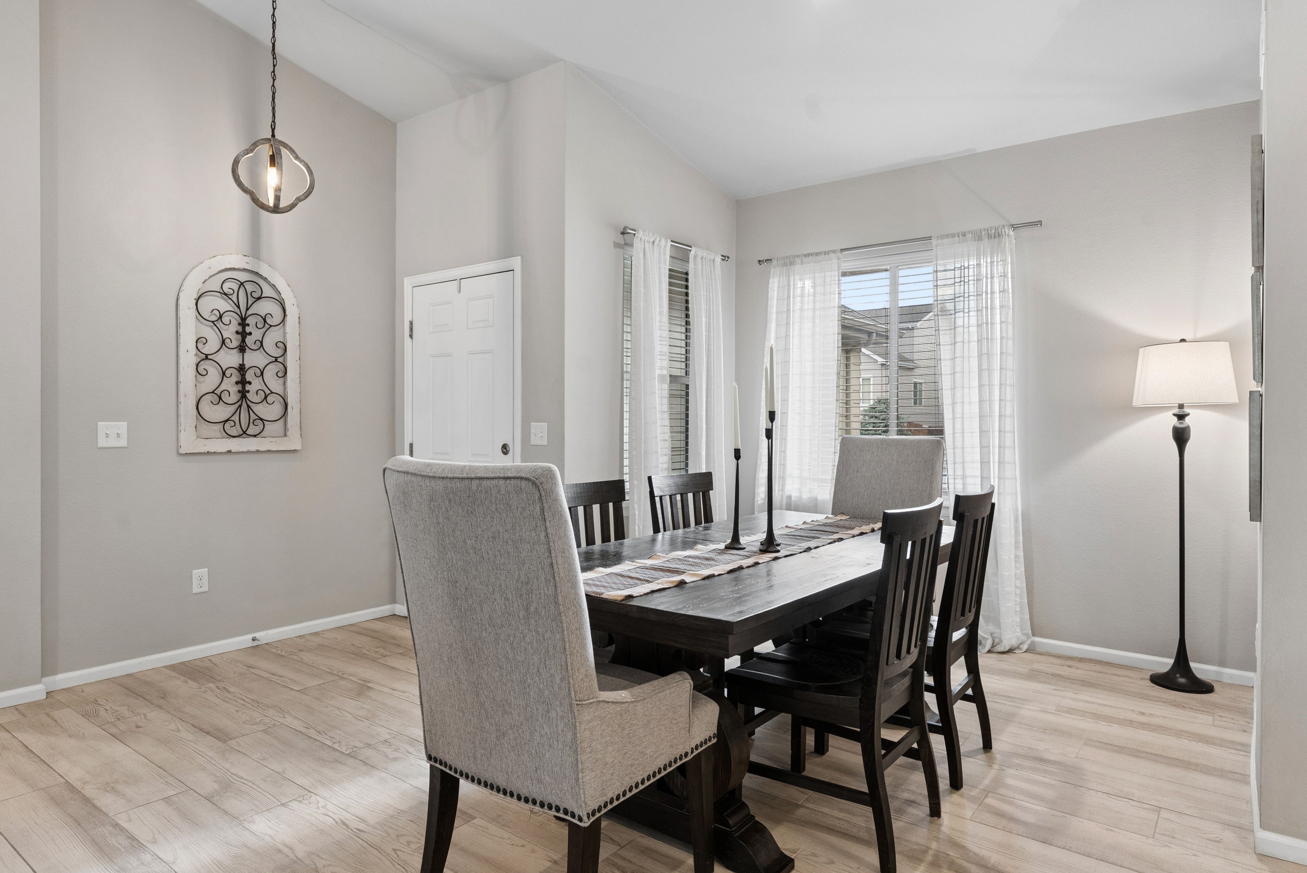  Main Level Living Paired With An Exceptional Location - 物件實景