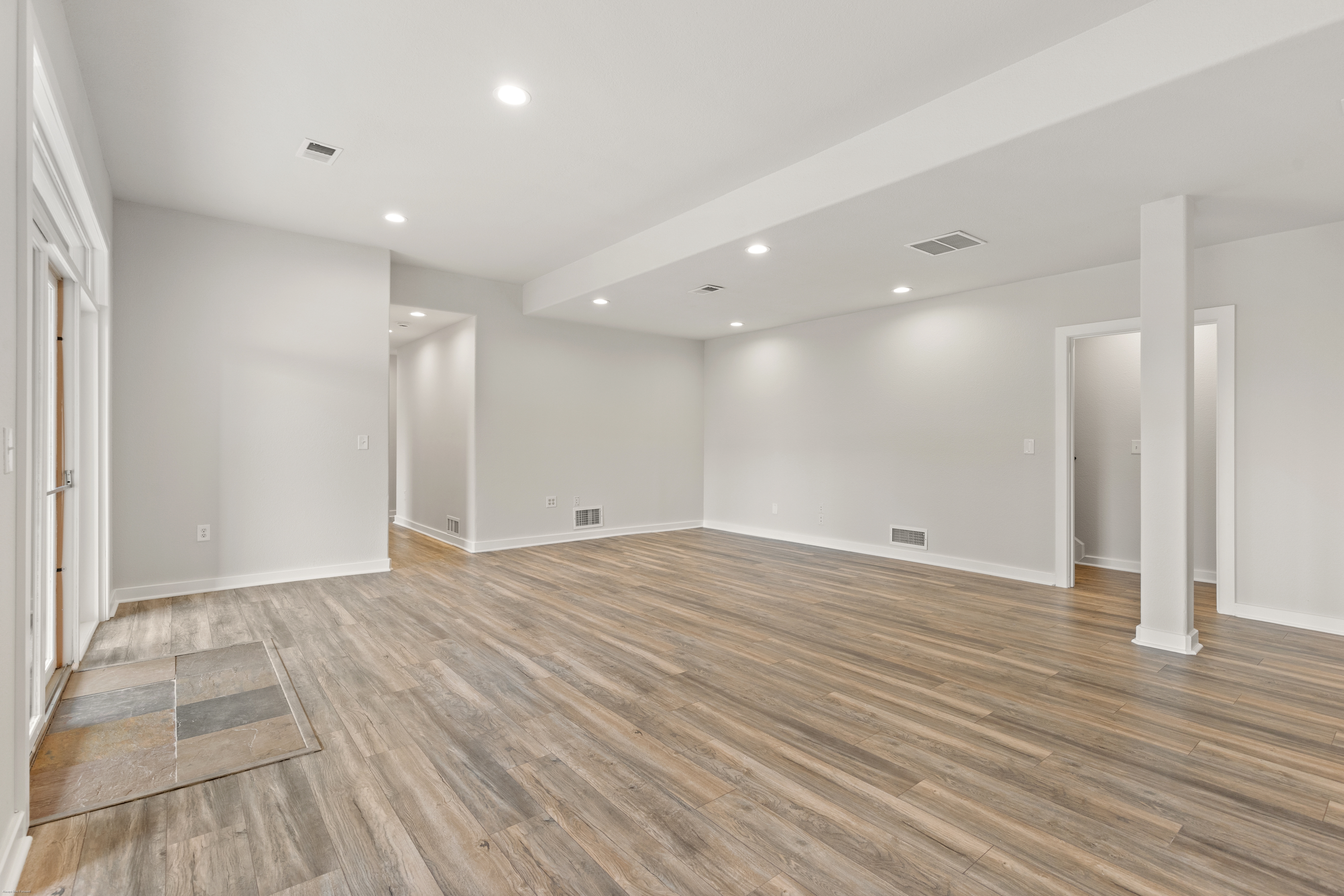  Extensively Renovated Main-Level Living - 物件實景