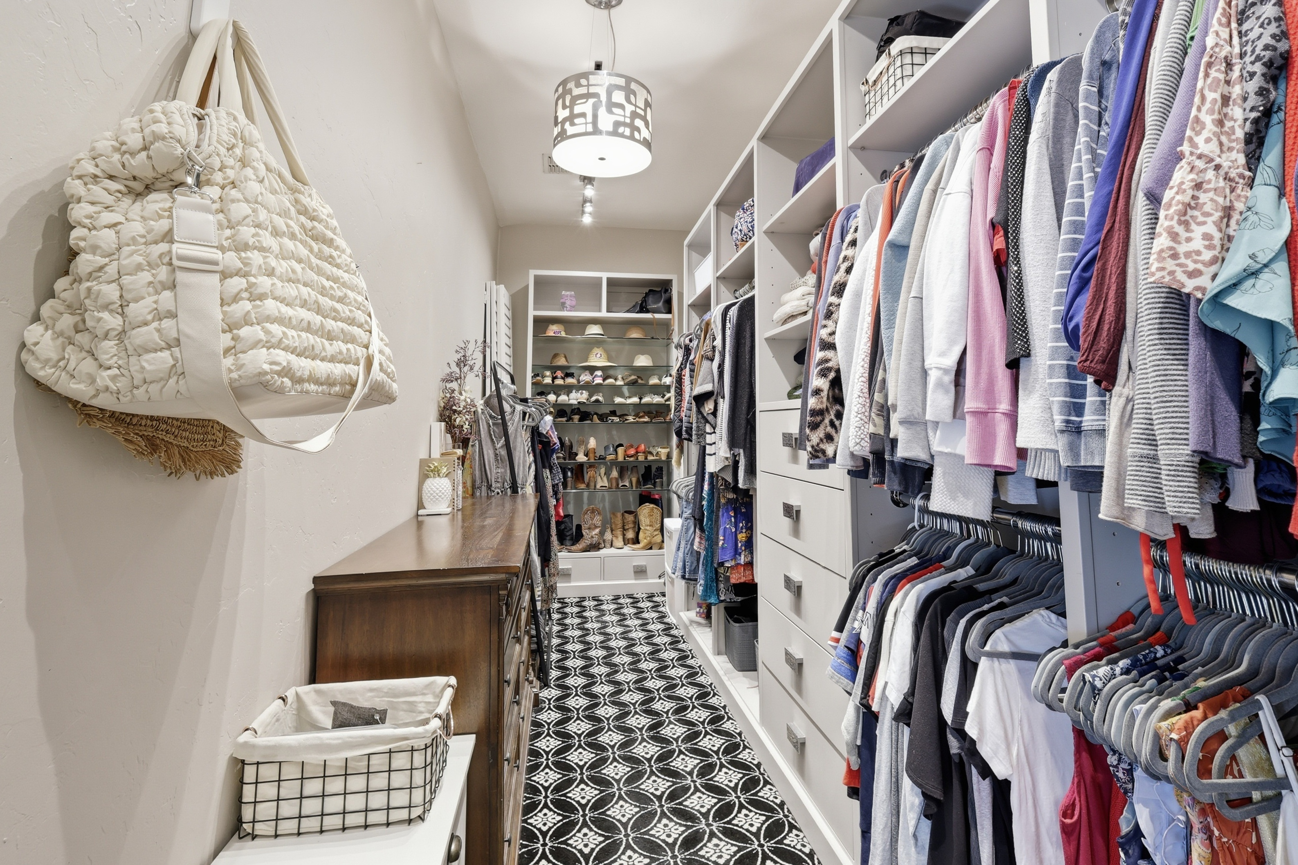  Resort-Style Estate Living on 1.9 Wooded Acres in Prestigious Shadow Wood Estate - 物件實景