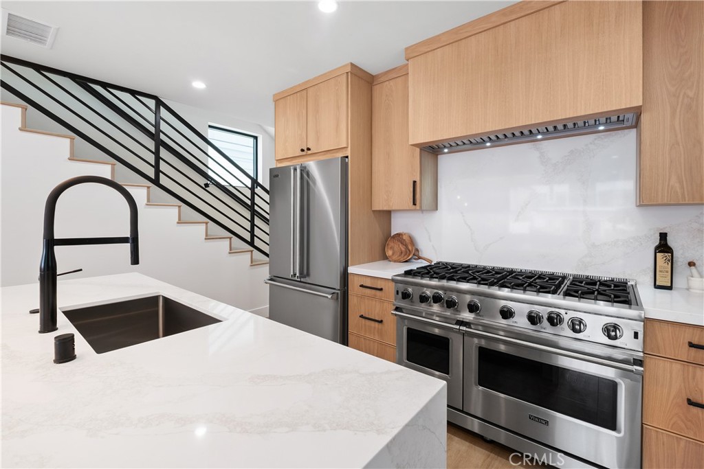 Newport Beach, California, 92663, United States, 5 Bedrooms Bedrooms, ,6 BathroomsBathrooms,Residential,For Sale,1993408