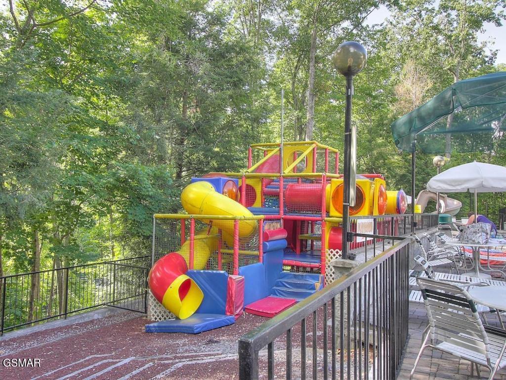 Gatlinburg, Tennessee, 37738, United States, 4 Bedrooms Bedrooms, ,6 BathroomsBathrooms,Residential,For Sale,1976574