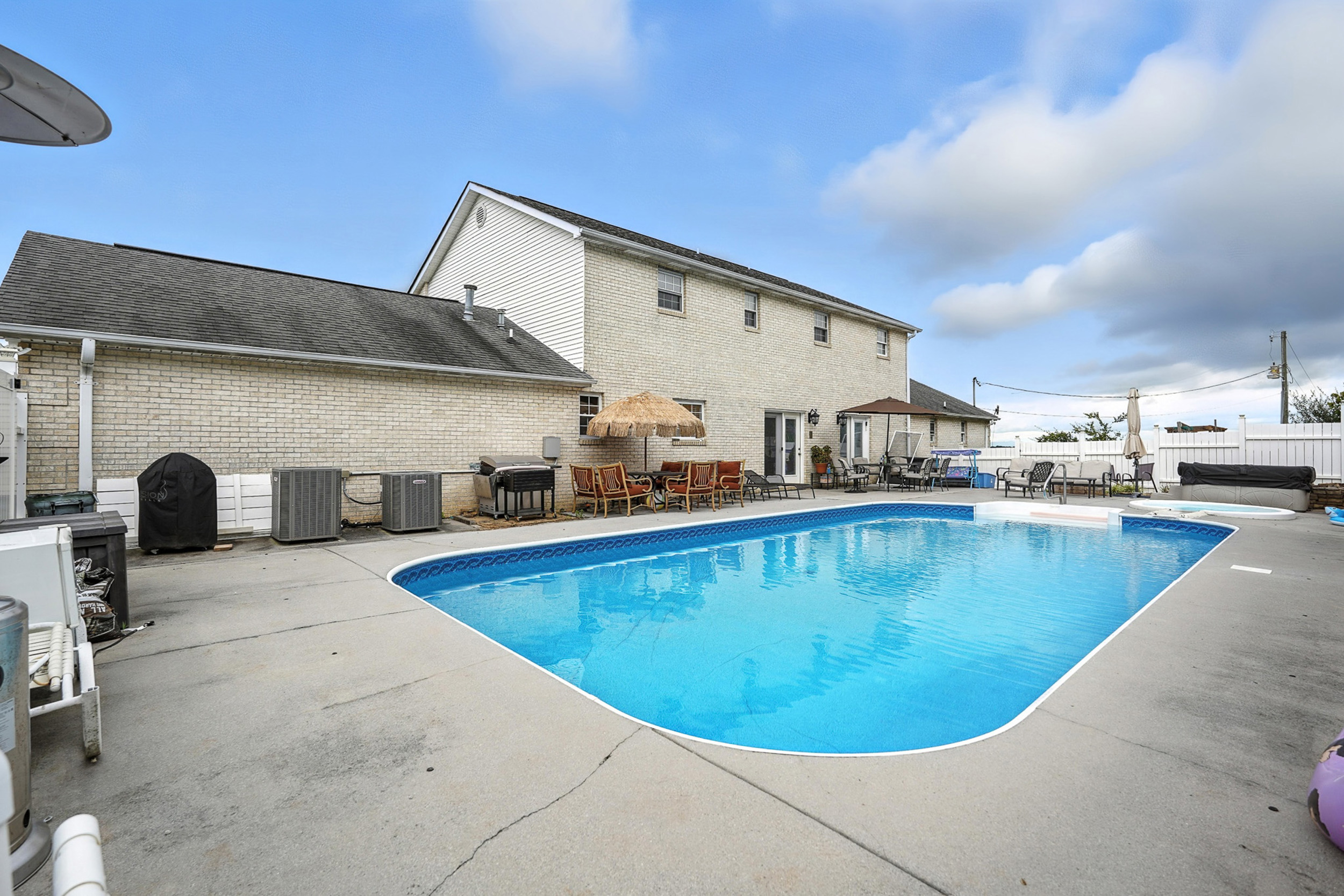 Seymour, Tennessee, 37865, United States, 8 Bedrooms Bedrooms, ,8 BathroomsBathrooms,Residential,For Sale,1904396