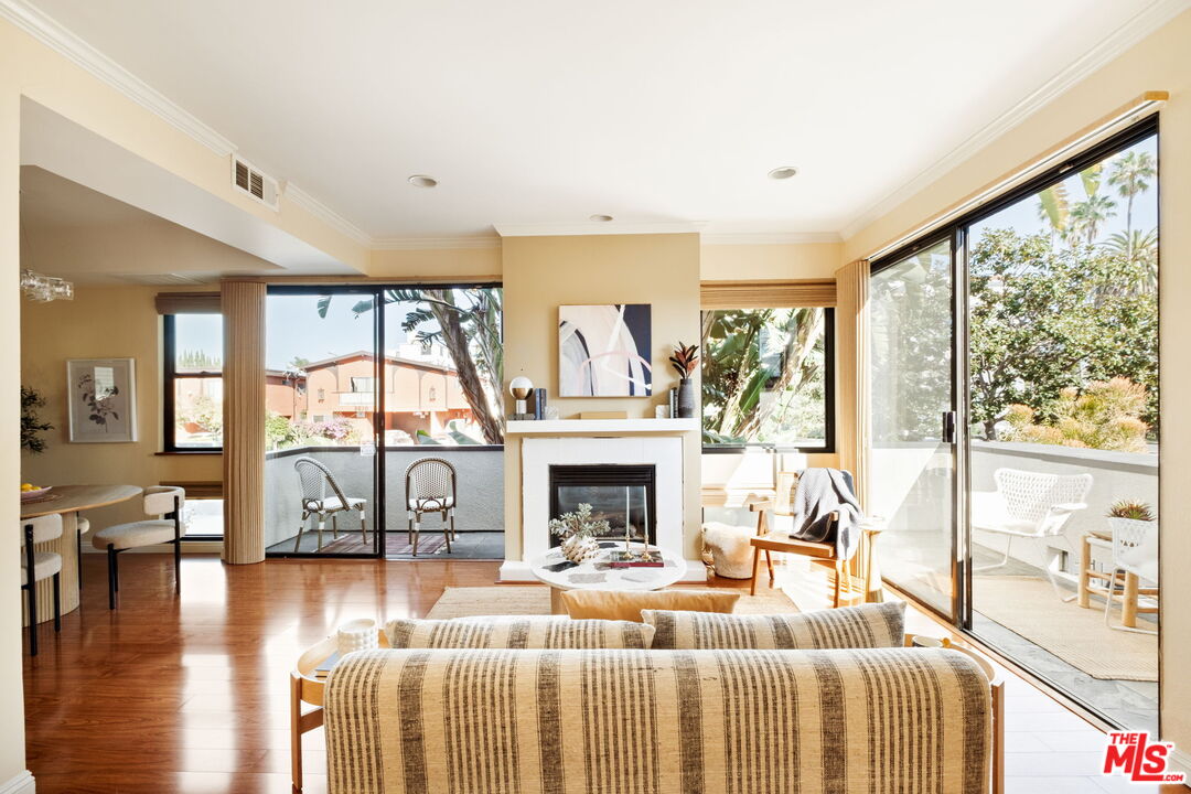 Los Angeles, California, 90034, United States, 2 Bedrooms Bedrooms, ,3 BathroomsBathrooms,Residential,For Sale,1991058