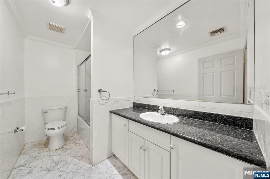 Palisades Park, New Jersey, 07650, United States, 3 Bedrooms Bedrooms, ,4 BathroomsBathrooms,Residential,For Sale,1995559