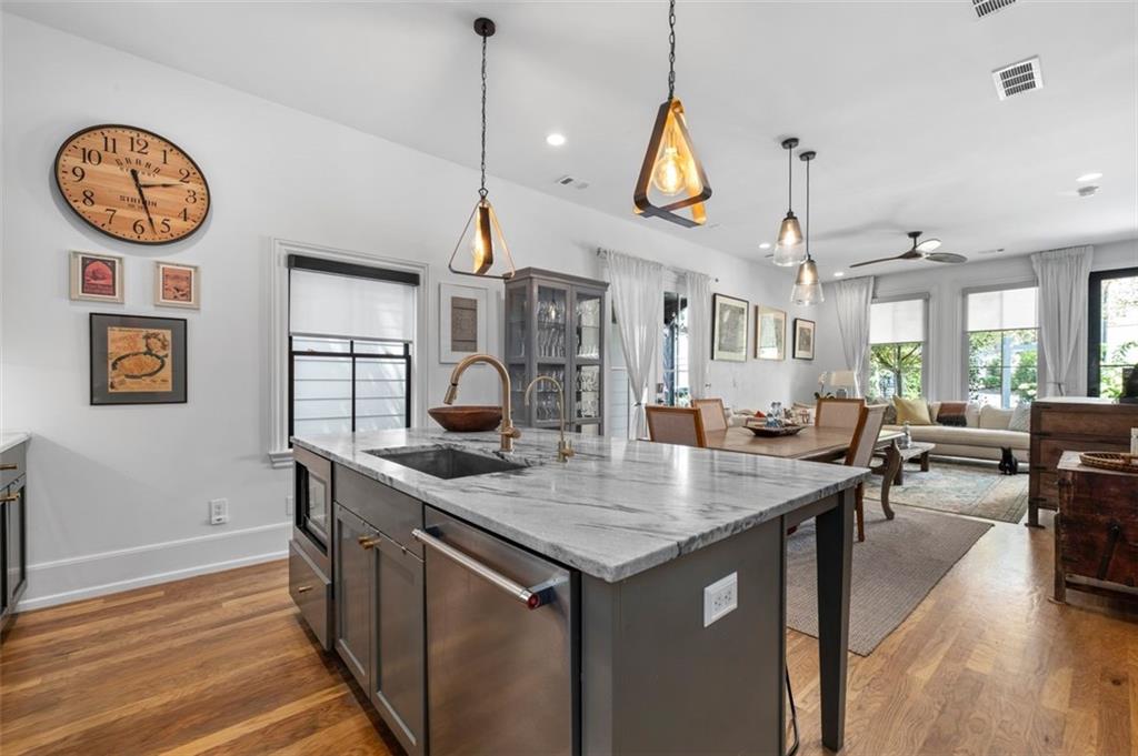 Atlanta, Georgia, 30324, United States, 3 Bedrooms Bedrooms, ,3 BathroomsBathrooms,Residential,For Sale,1948328