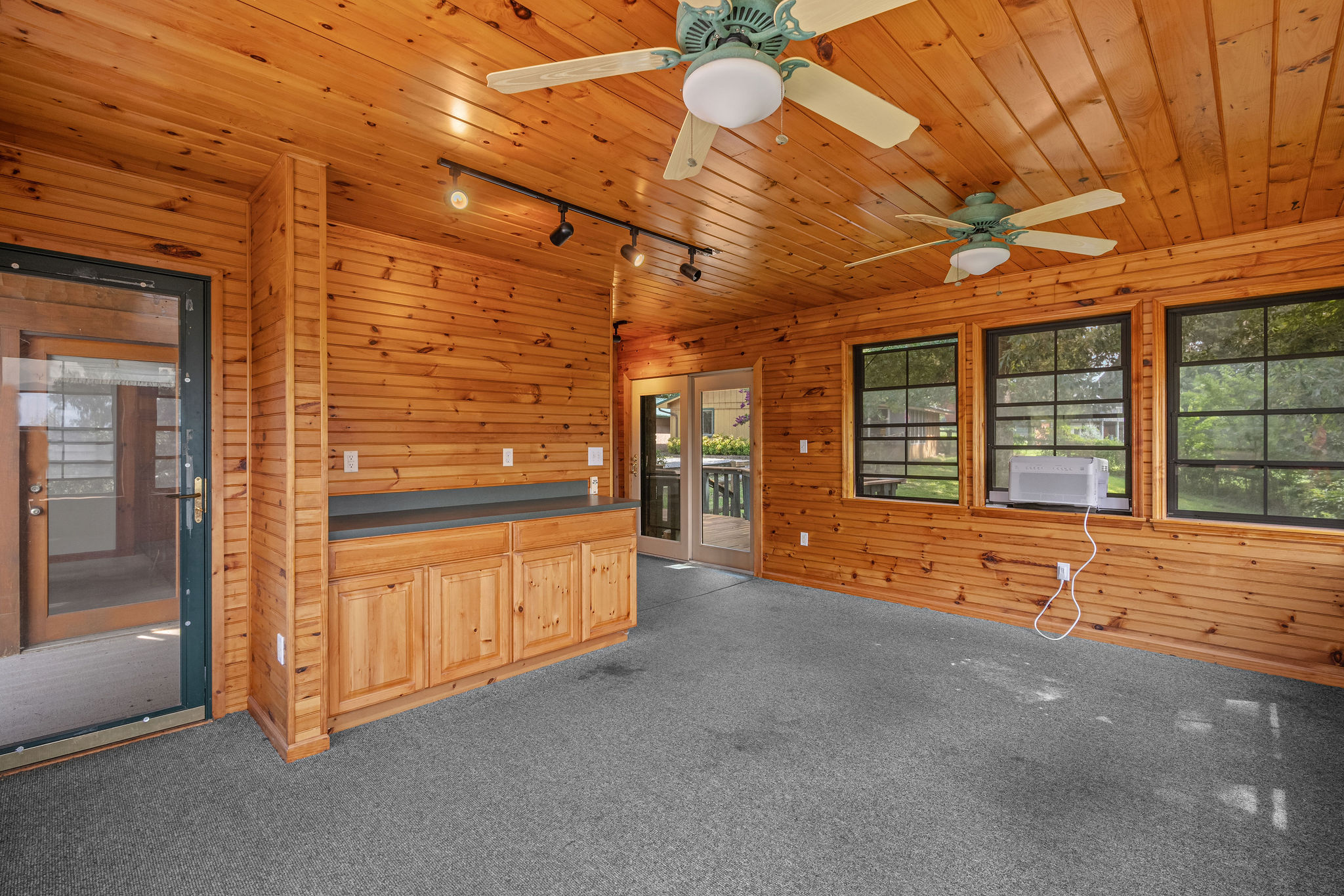 Dandridge, Tennessee, 37725, United States, 2 Bedrooms Bedrooms, ,2 BathroomsBathrooms,Residential,For Sale,1928860