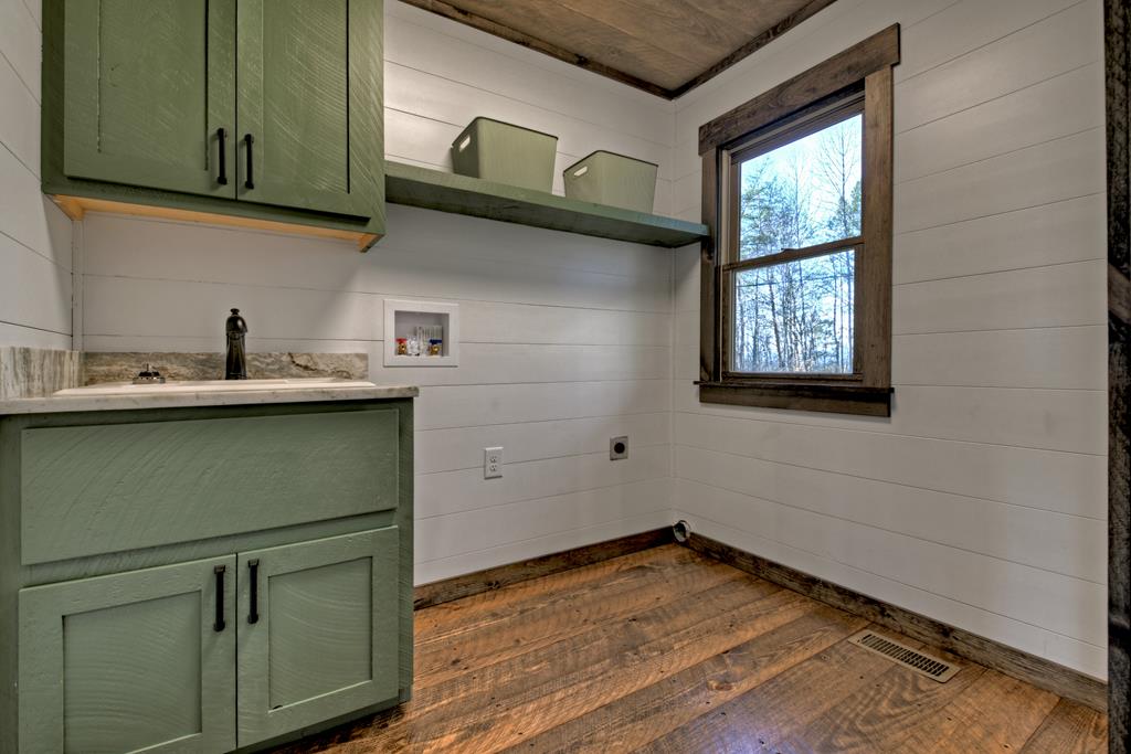 Mineral Bluff, Georgia, 30559, United States, 4 Bedrooms Bedrooms, ,5 BathroomsBathrooms,Residential,For Sale,1858917