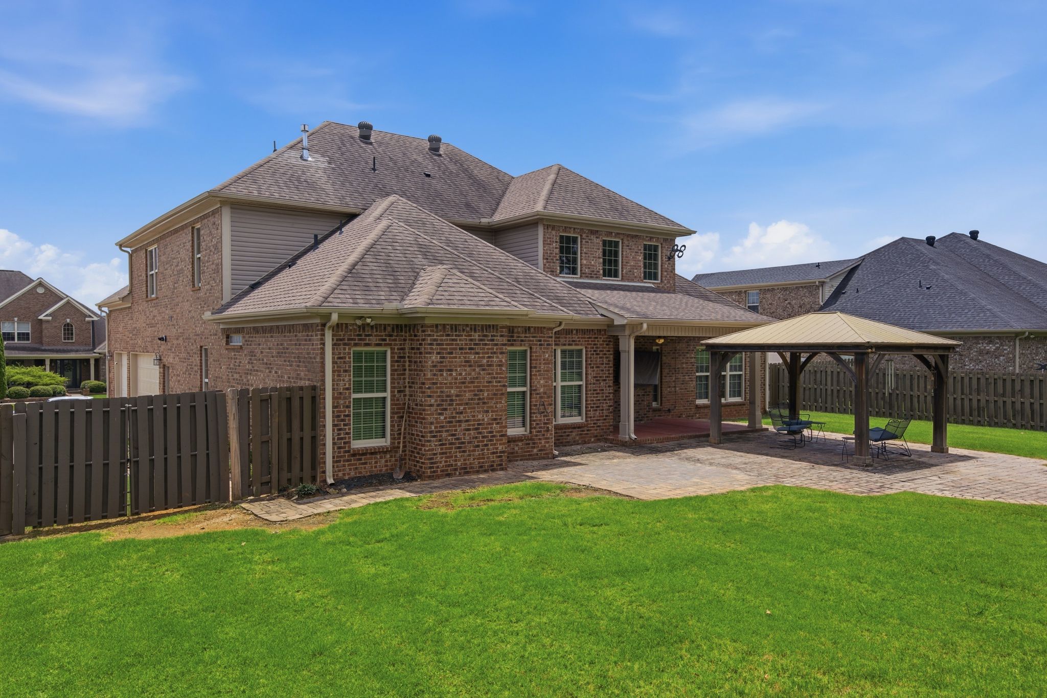  214 Legendwood Drive  NW - 物件實景