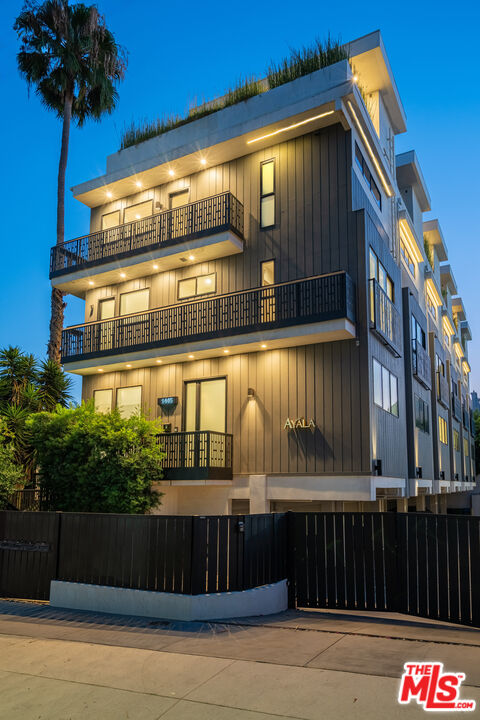 Los Angeles, California, 90046, United States, 3 Bedrooms Bedrooms, ,3 BathroomsBathrooms,Residential,For Sale,1827071