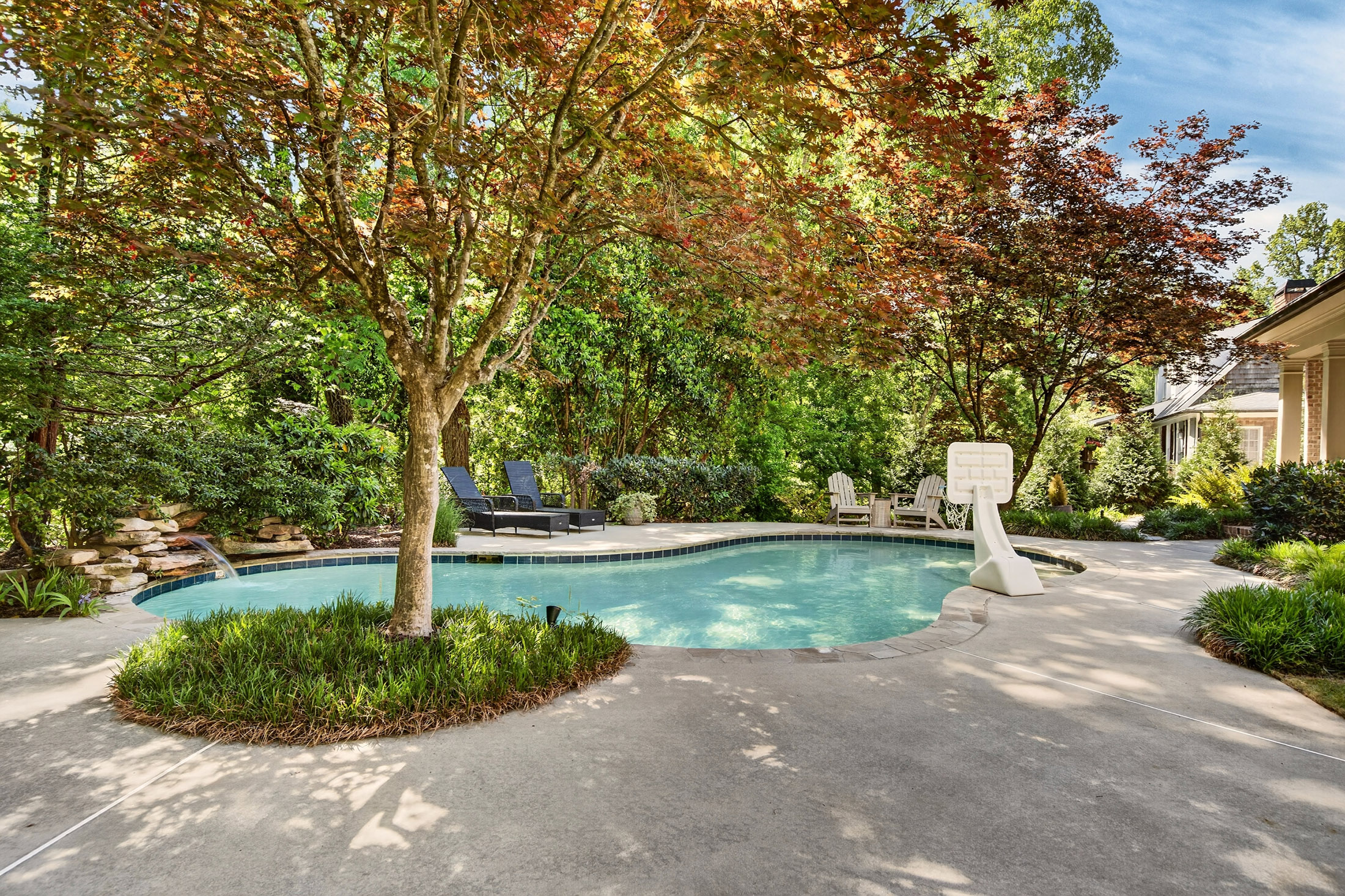  Exceptional Estate with Pool Nestled on 2+/- Private Acres Near Chastain Park - 物件實景