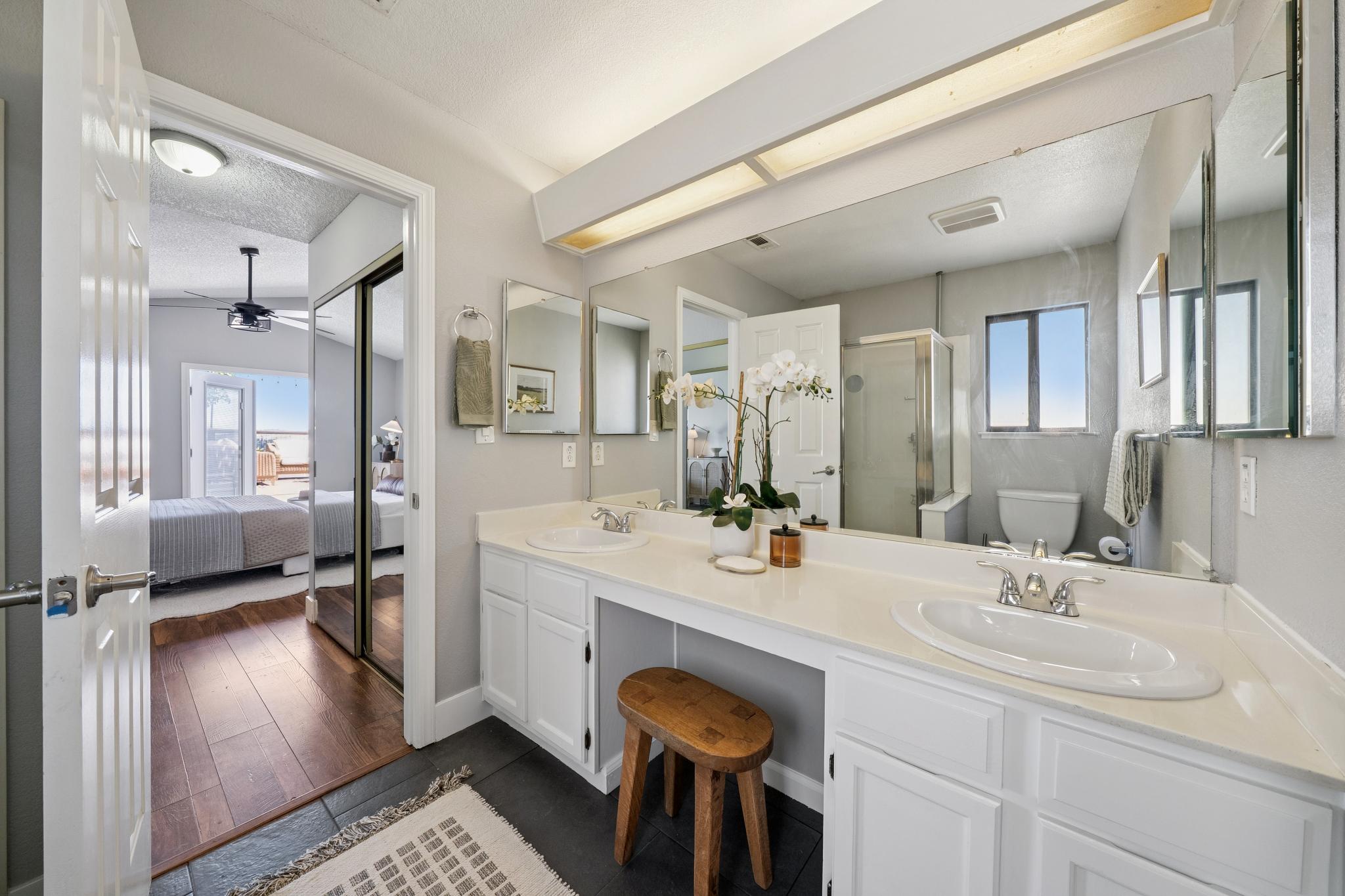  Beautifully Updated Home with Stunning Water Views - 物件實景