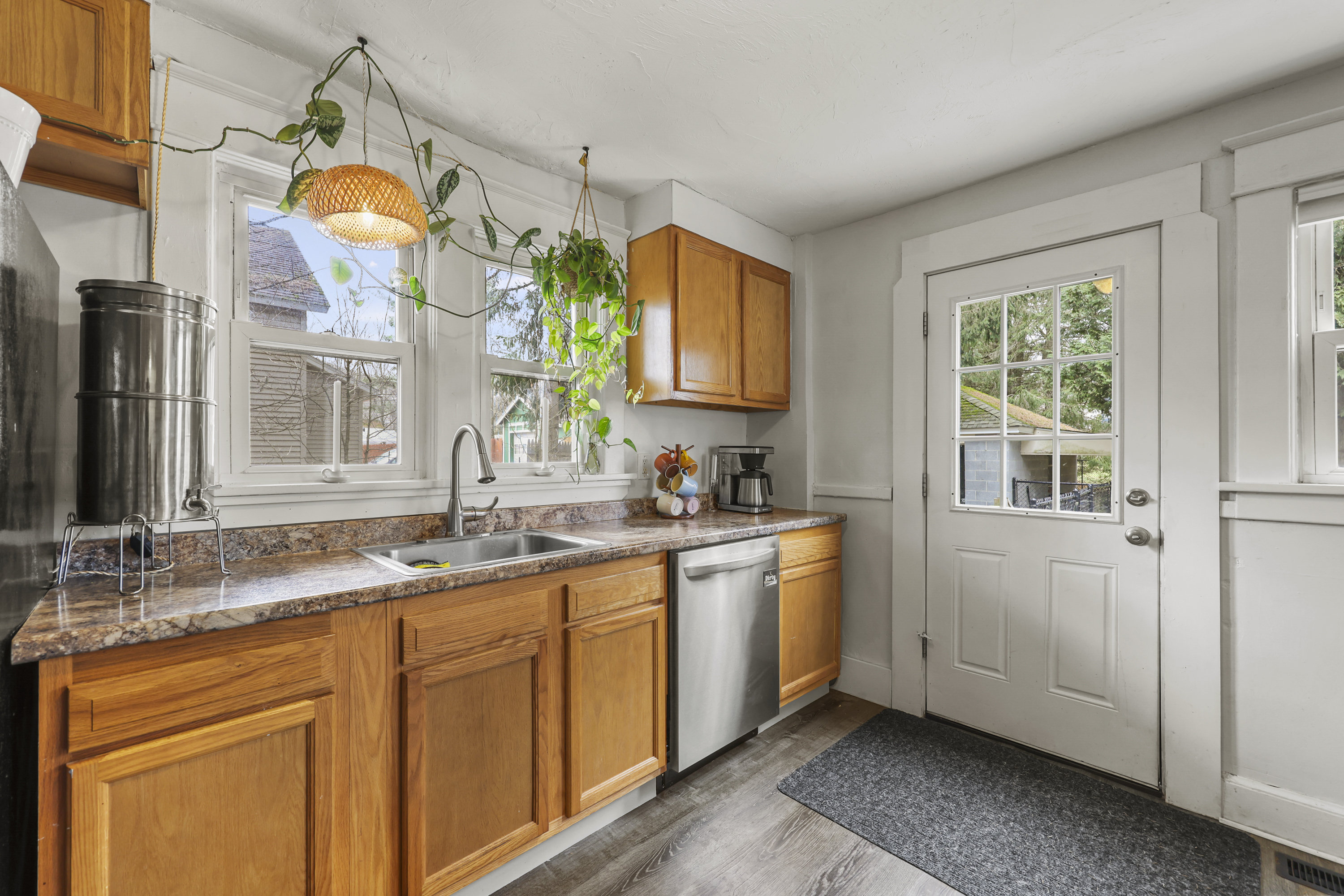  Sunlit, Well-Kept Home with Easy Flow and Quiet Setting - 物件實景