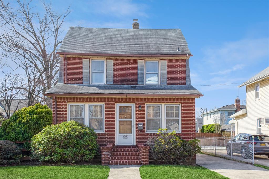 New Hyde Park, New York, 11040, United States, 3 Bedrooms Bedrooms, ,2 BathroomsBathrooms,Residential,For Sale,1923686