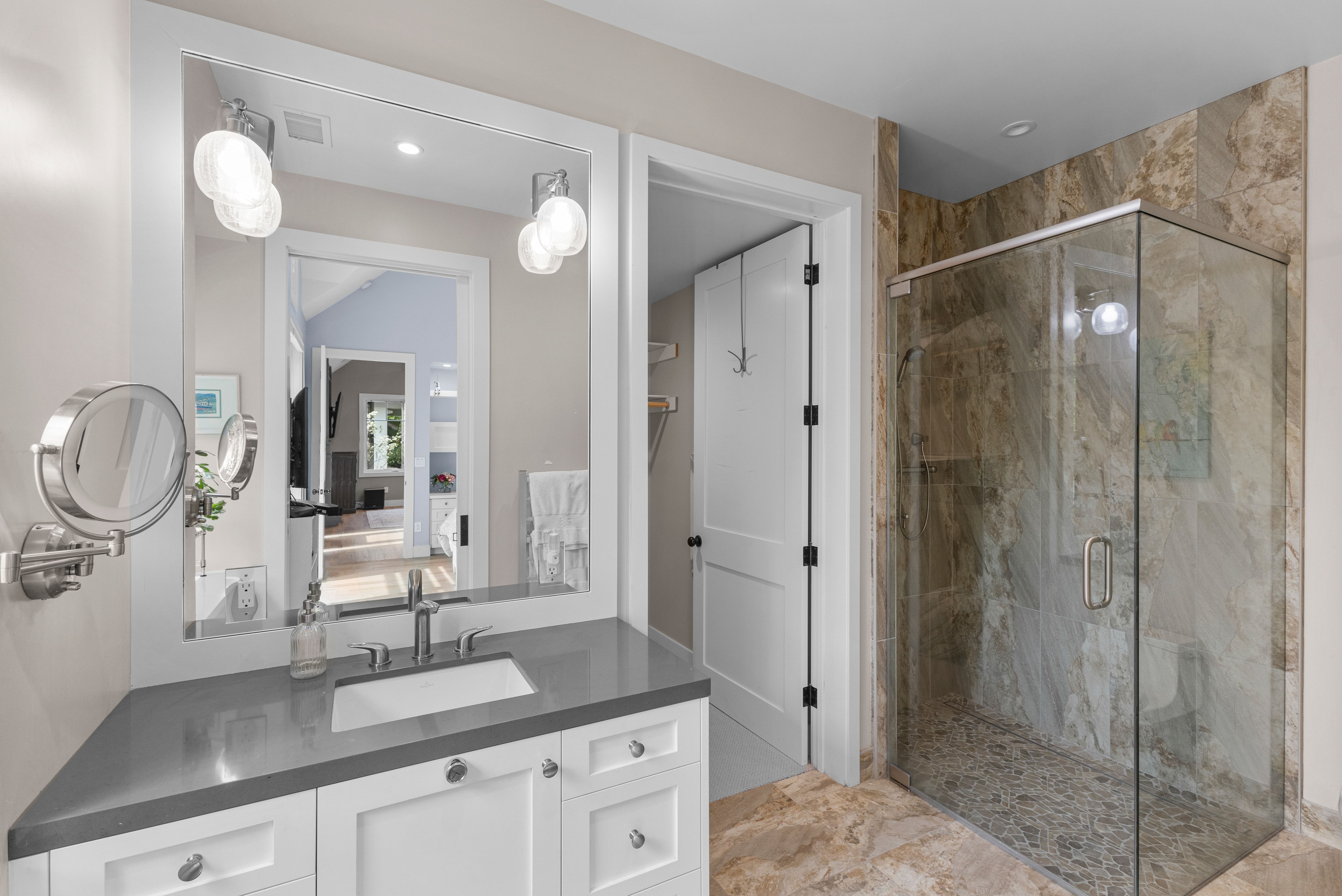  A Private One-Acre Compound Defined by Craftsmanship, Scale and Resort Living - 物件實景