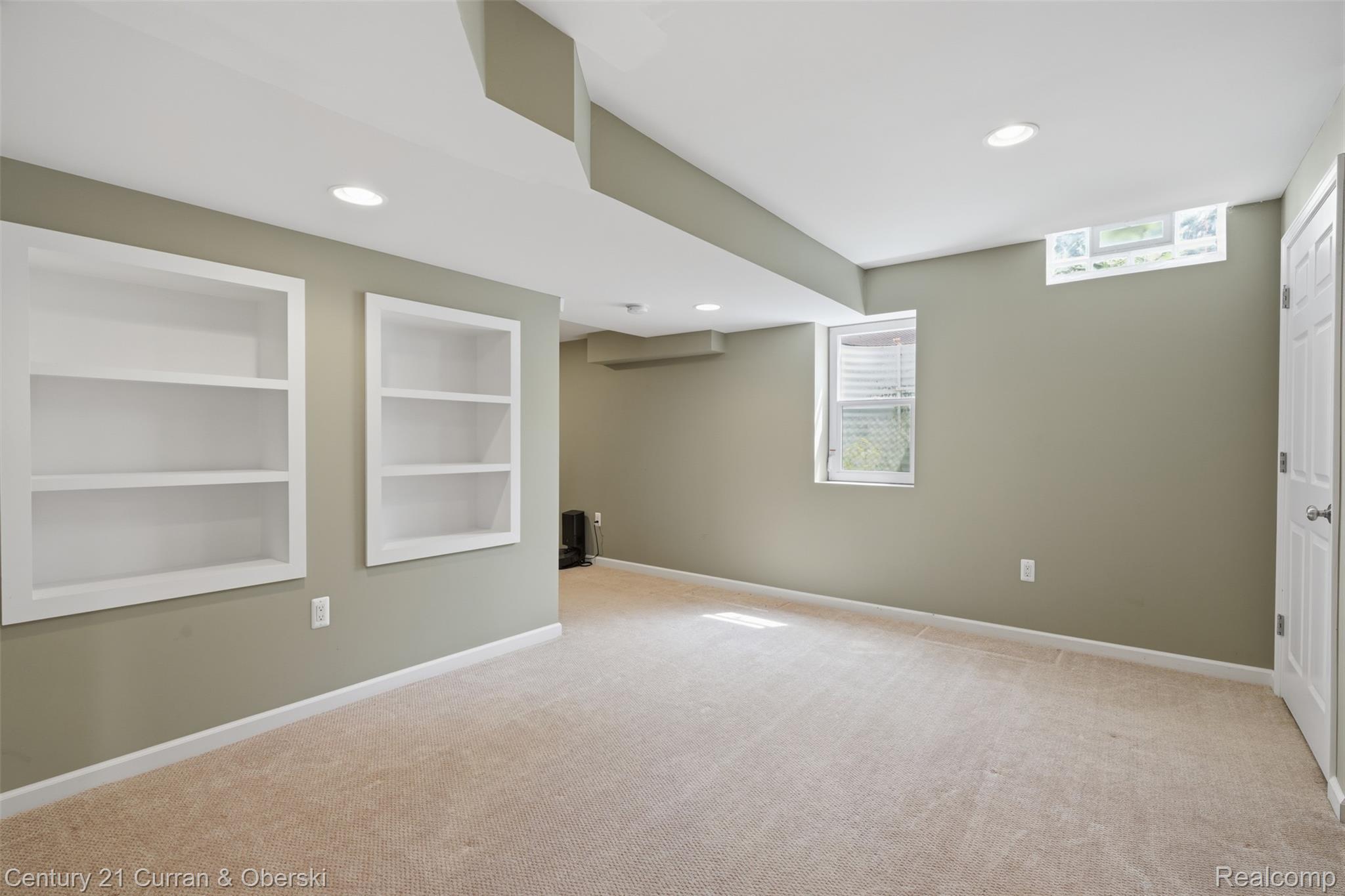 Farmington Hills, Michigan, 48331, United States, 4 Bedrooms Bedrooms, ,4 BathroomsBathrooms,Residential,For Sale,2048985