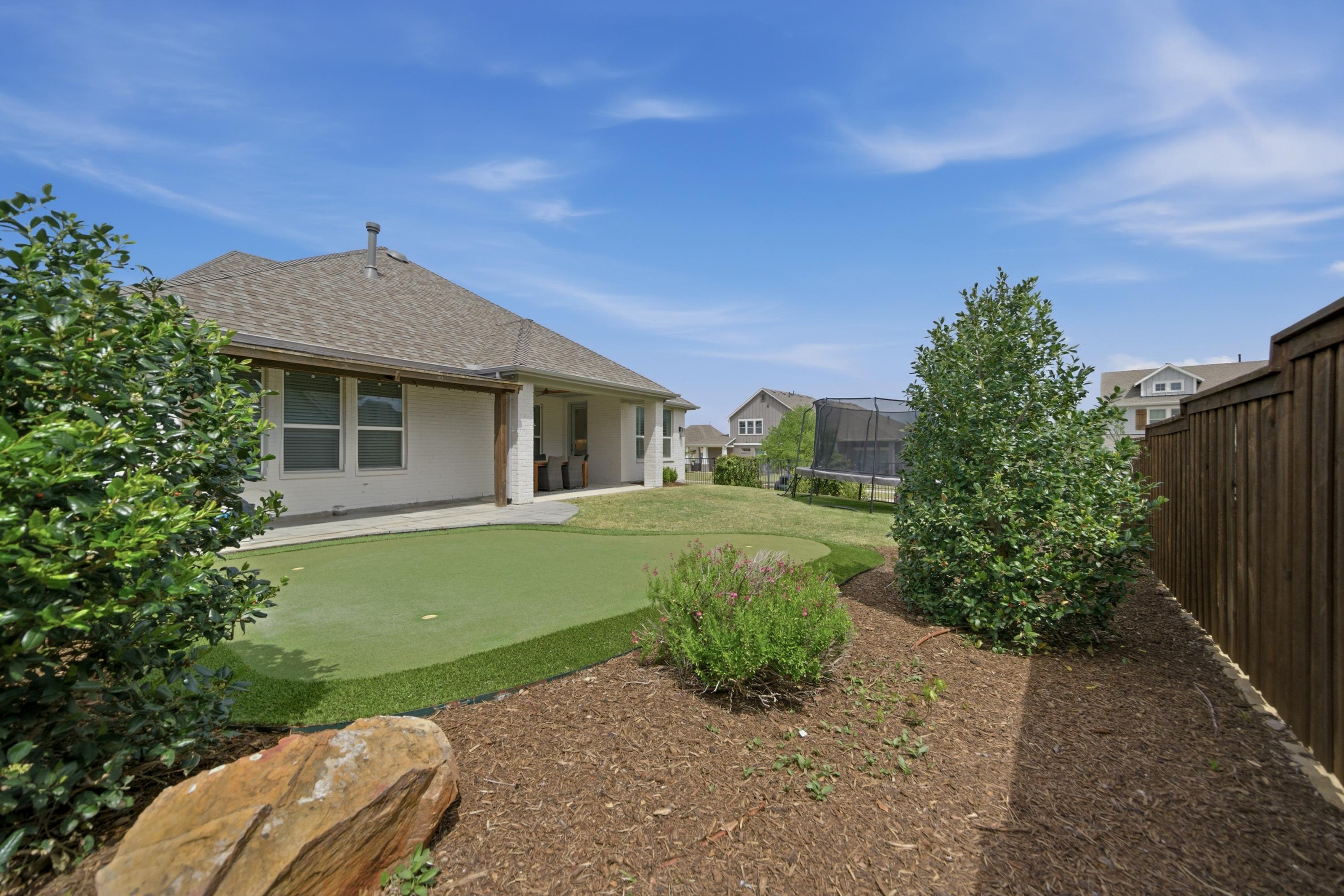  Skip the New Build. Established Walsh Phase 1 with a Backyard Putting Green - 物件實景