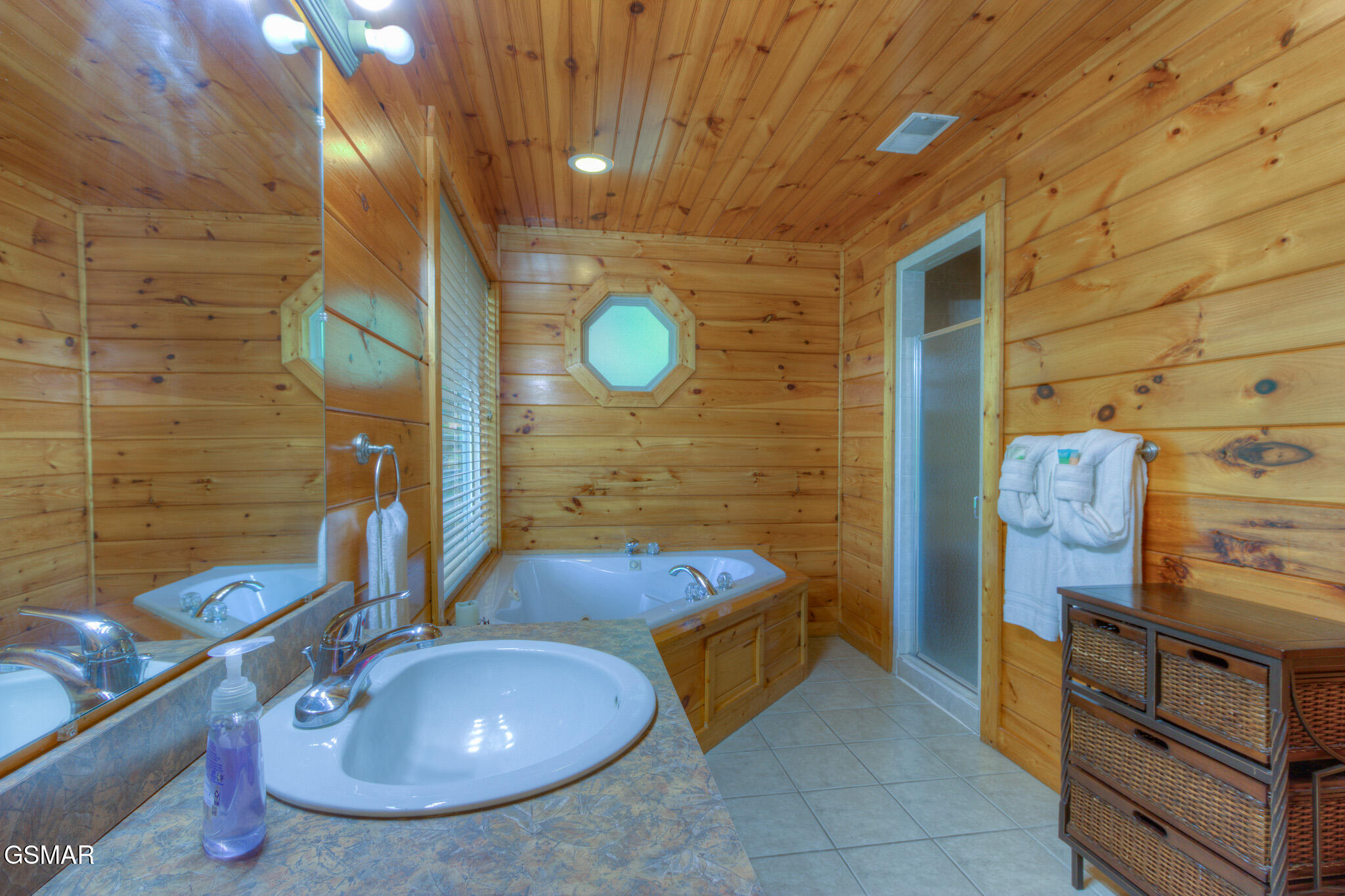 Sevierville, Tennessee, 37876, United States, 2 Bedrooms Bedrooms, ,3 BathroomsBathrooms,Residential,For Sale,1983447