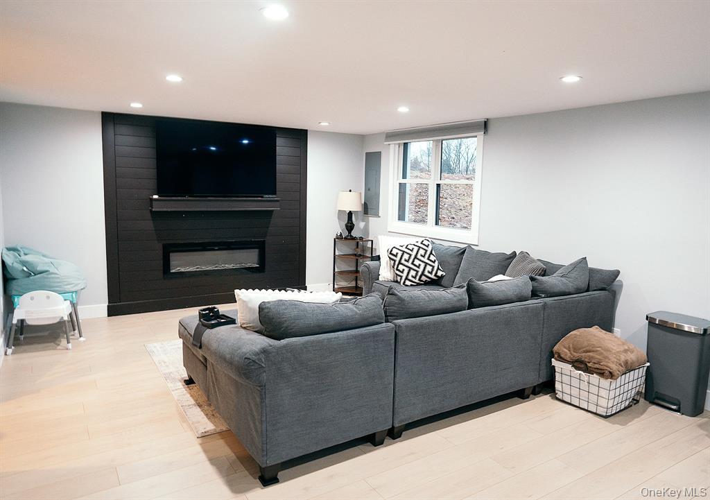 Wappingers Falls, New York, 12590, United States, 3 Bedrooms Bedrooms, ,4 BathroomsBathrooms,Residential,For Sale,1998692