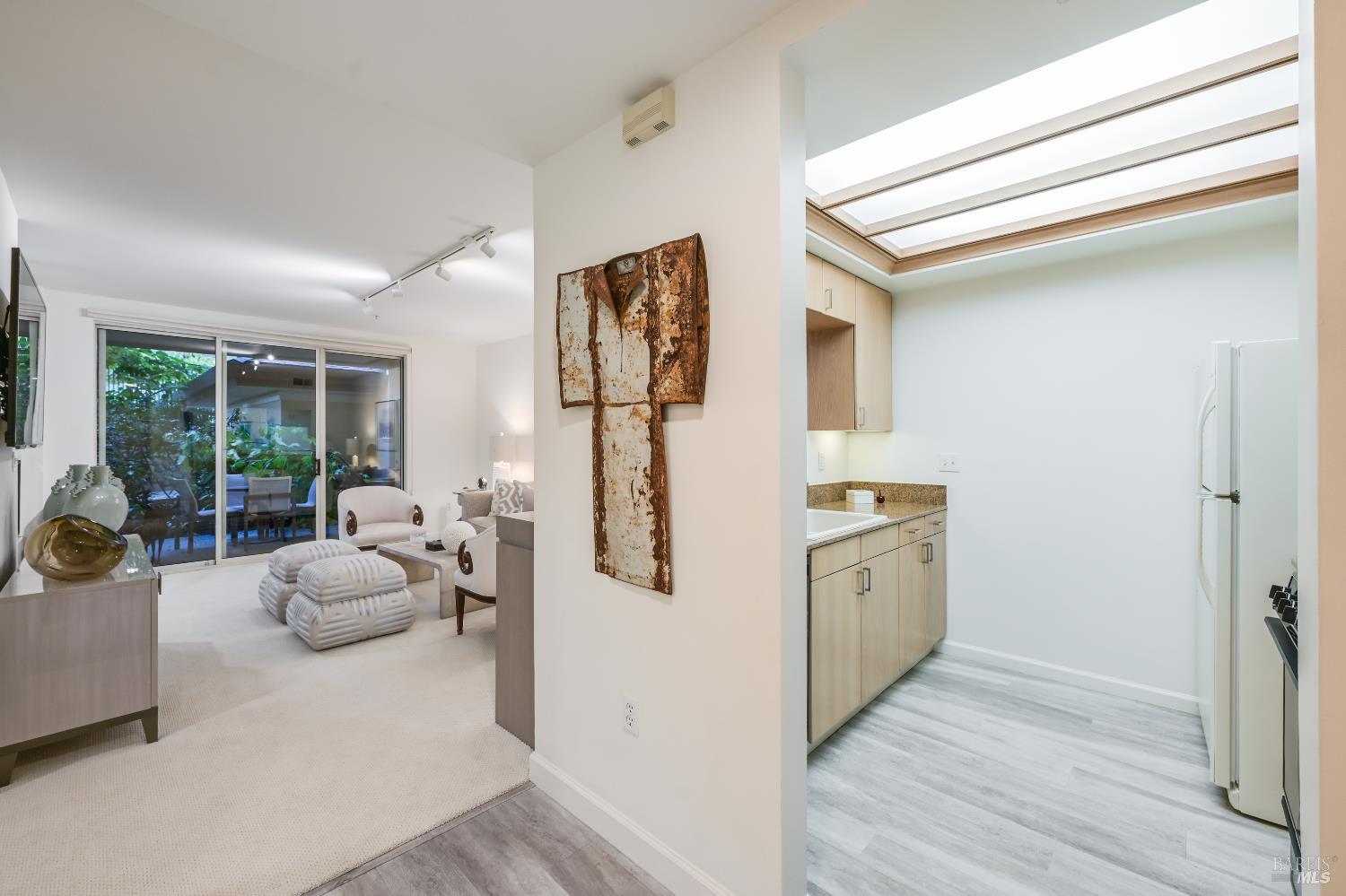 San Rafael, California, 94903, United States, 1 Bedroom Bedrooms, ,2 BathroomsBathrooms,Residential,For Sale,2003098