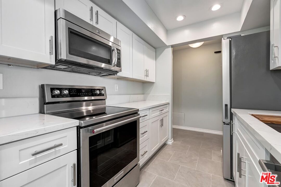 West Hollywood, California, 90069, United States, 1 Bedroom Bedrooms, ,1 BathroomBathrooms,Residential,For Sale,1939893