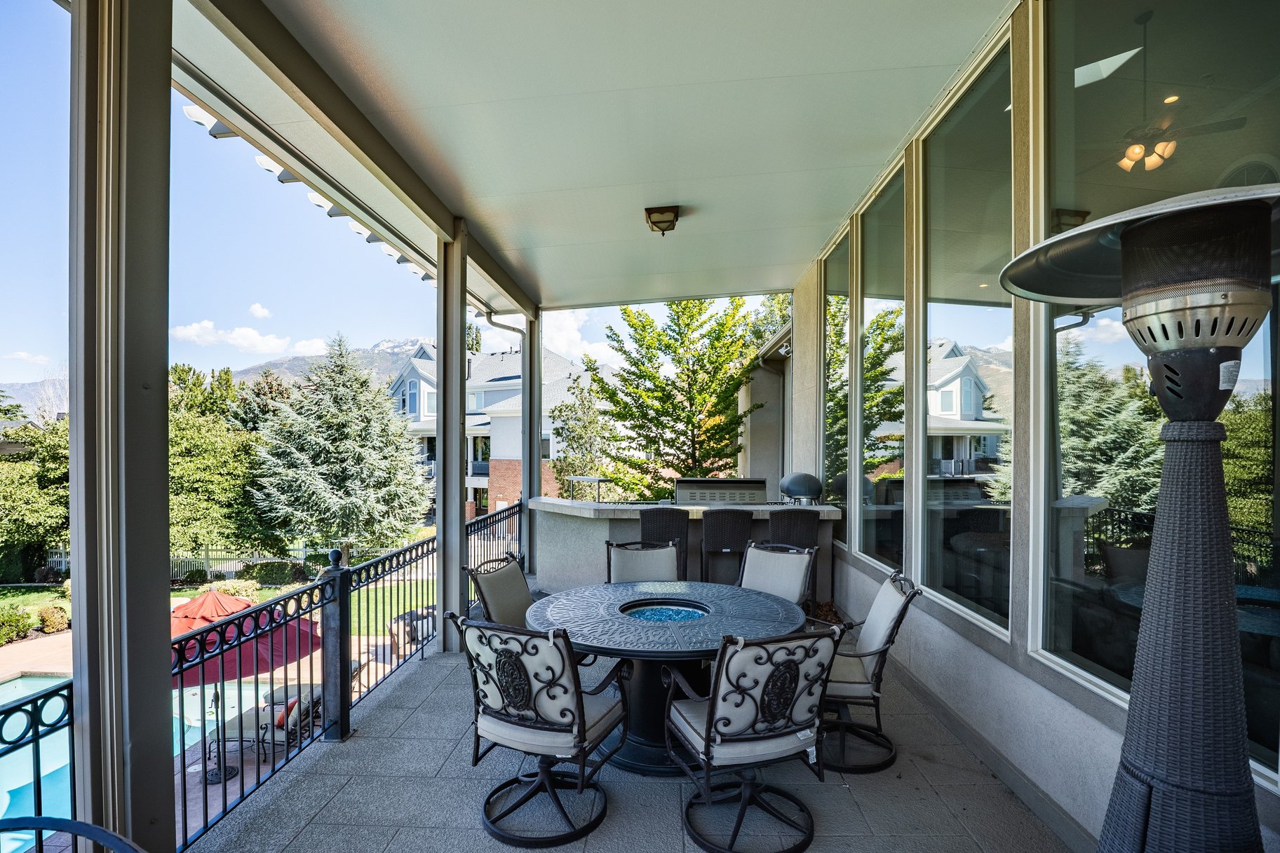  Stately Gated-Community Estate on Nearly Half an Acre: Vaulted Ceilings, Valley - 物件實景