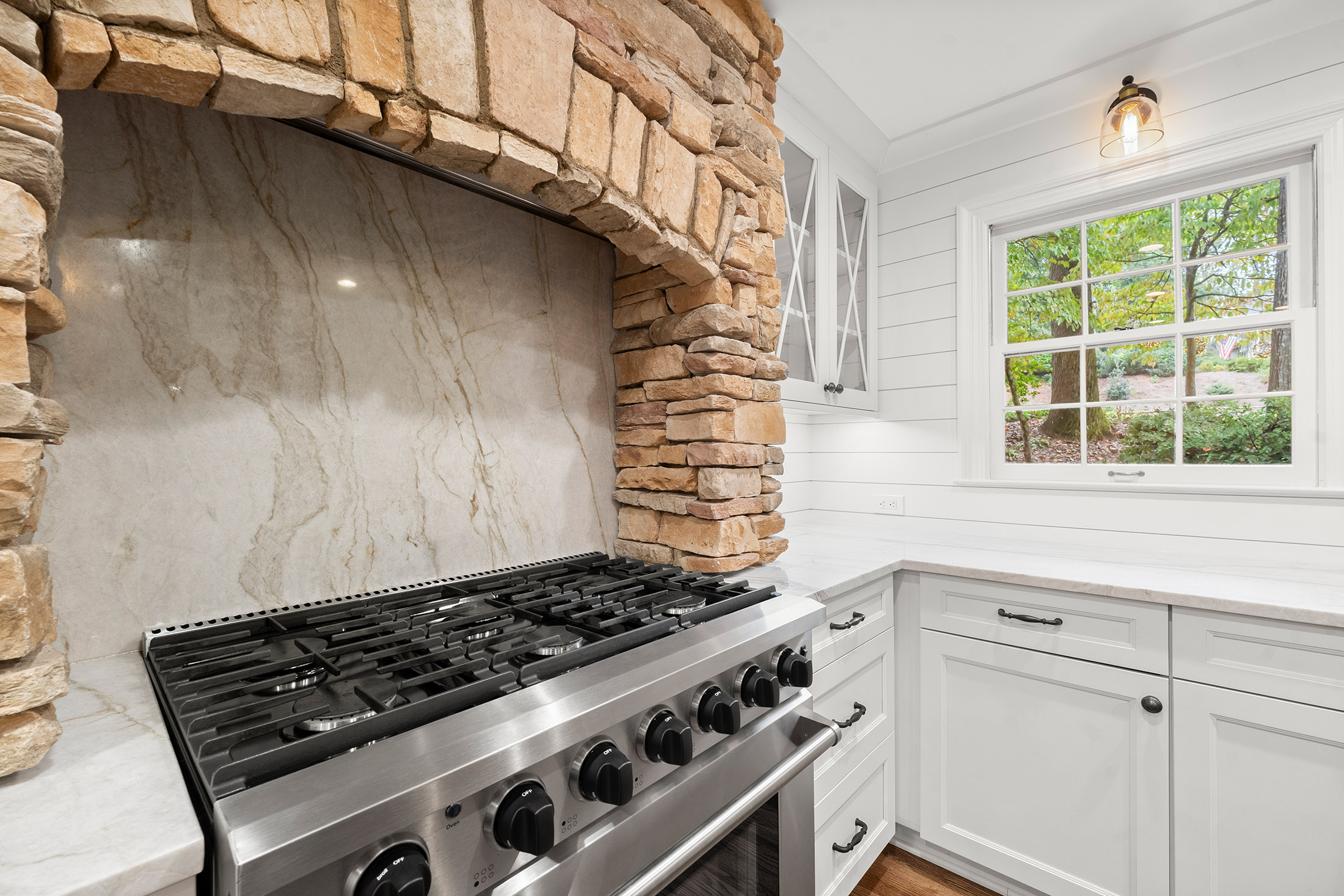  Beautifully Transformed Home in Lassiter School District - 物件實景