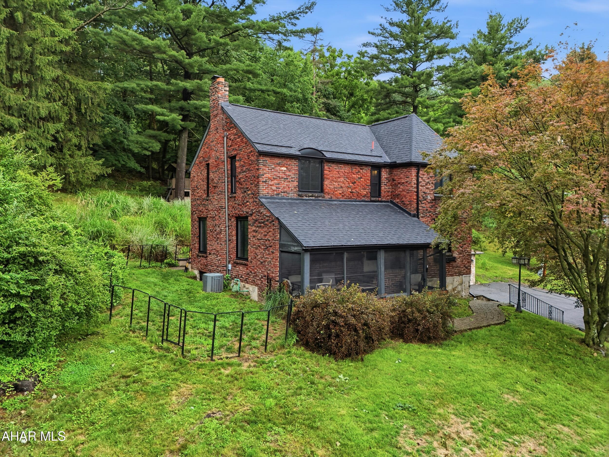 Hillside Ct, Tyrone, PA 16686