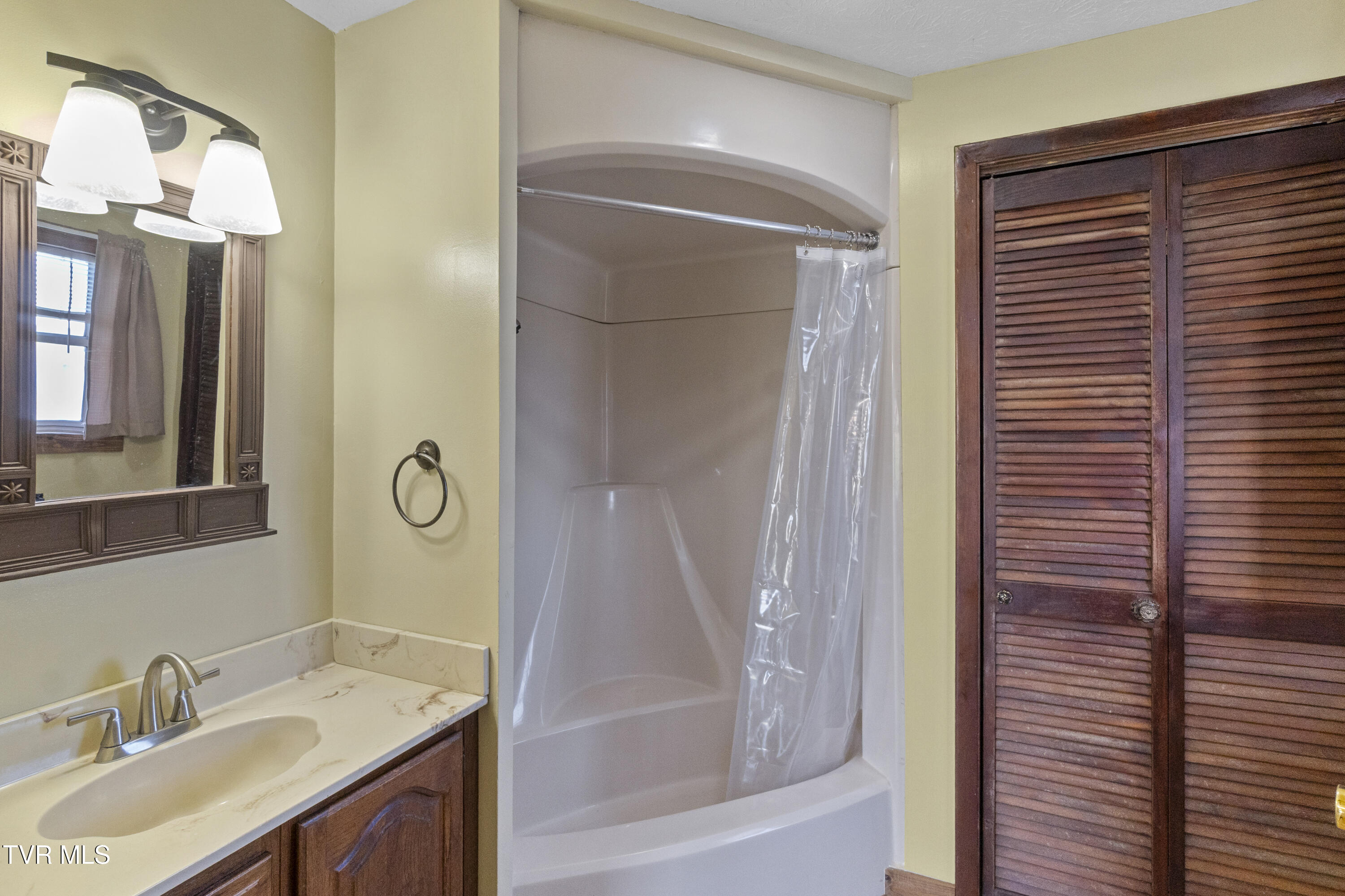 Greeneville, Tennessee, 37743, United States, 3 Bedrooms Bedrooms, ,2 BathroomsBathrooms,Residential,For Sale,1982221