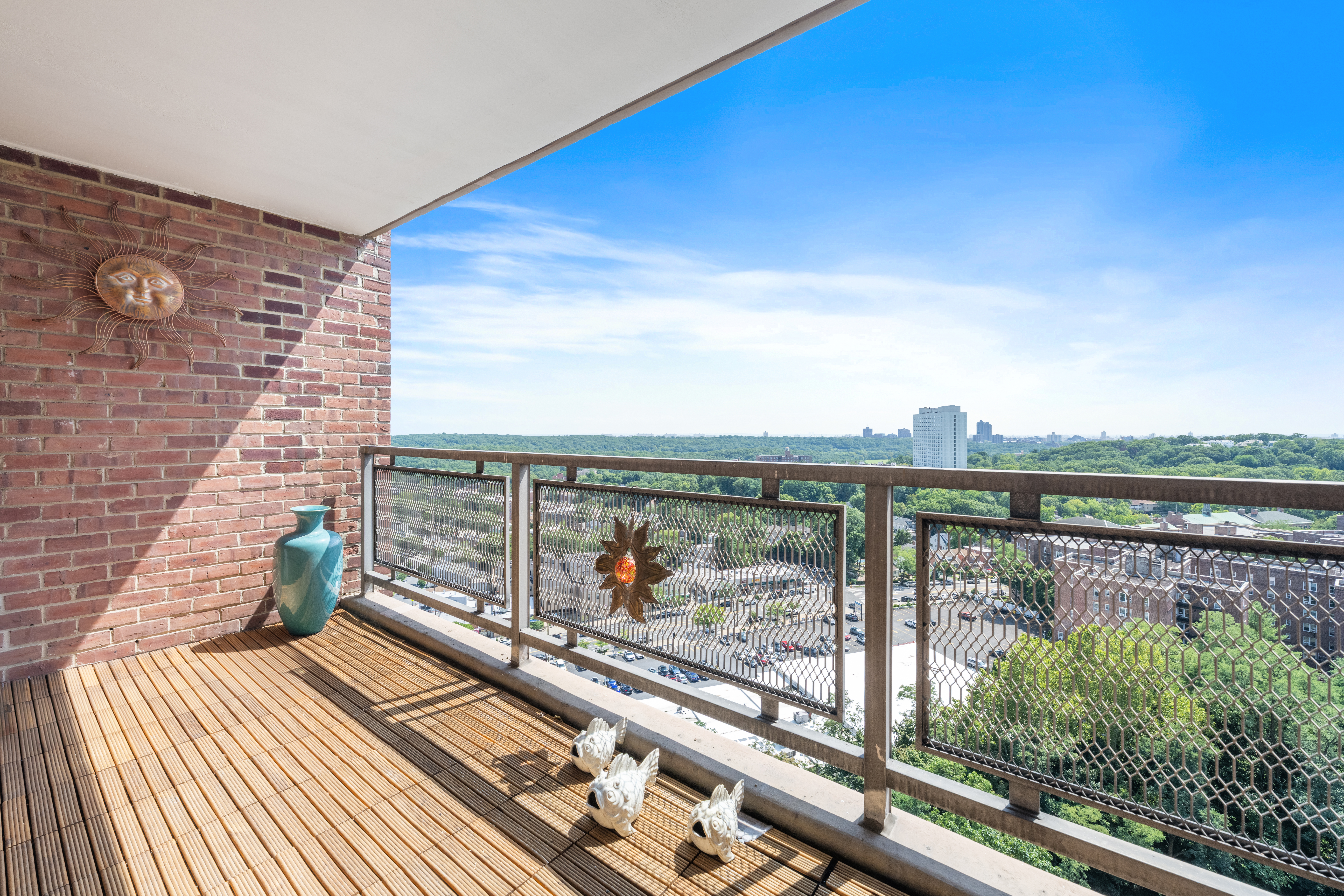  5700 Arlington Avenue - 物件實景