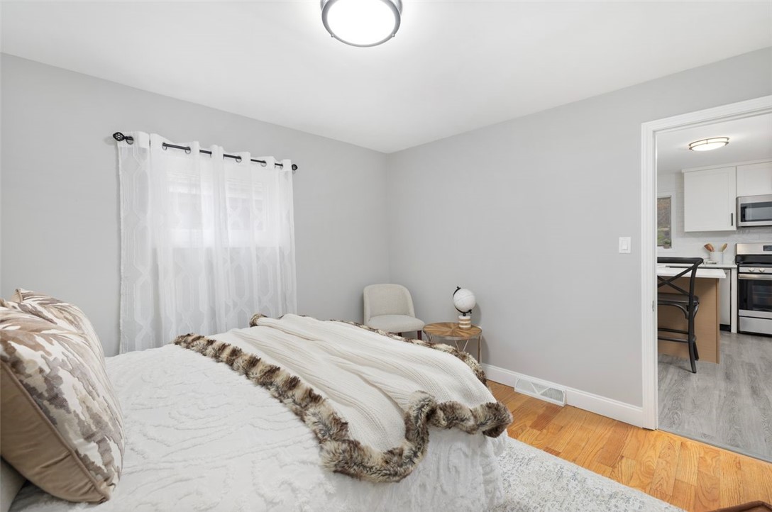 Tiverton, Rhode Island, 02878, United States, 4 Bedrooms Bedrooms, ,2 BathroomsBathrooms,Residential,For Sale,1992829