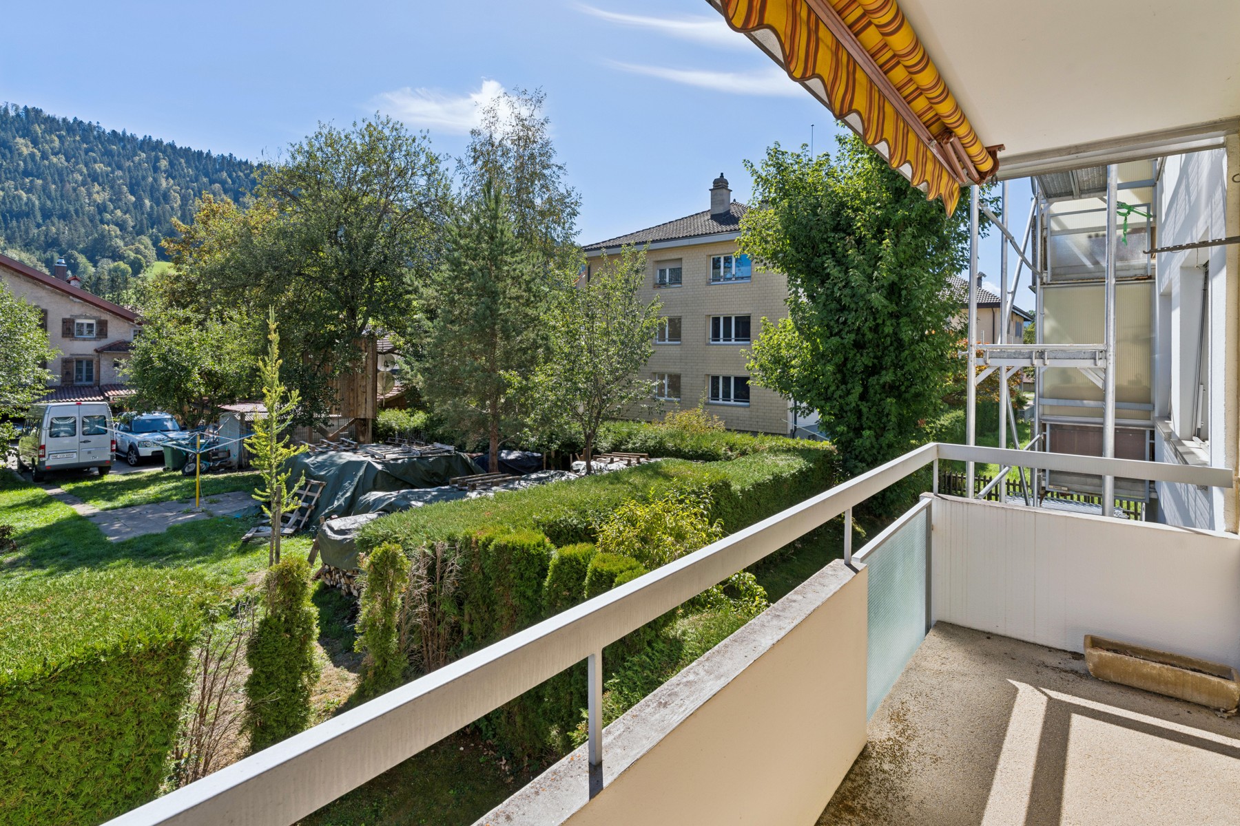  Needs renovation—2.5-room apartment with a balcony in Couvet - 物件實景