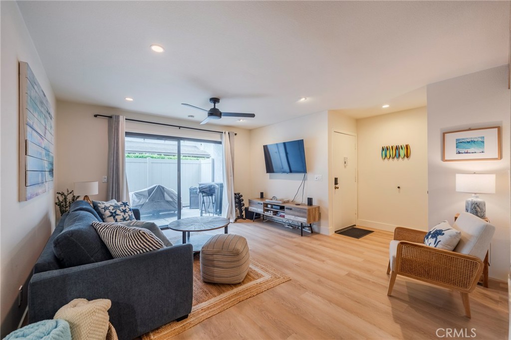 Huntington Beach, California, 92648, United States, 1 Bedroom Bedrooms, ,1 BathroomBathrooms,Residential,For Sale,1969398