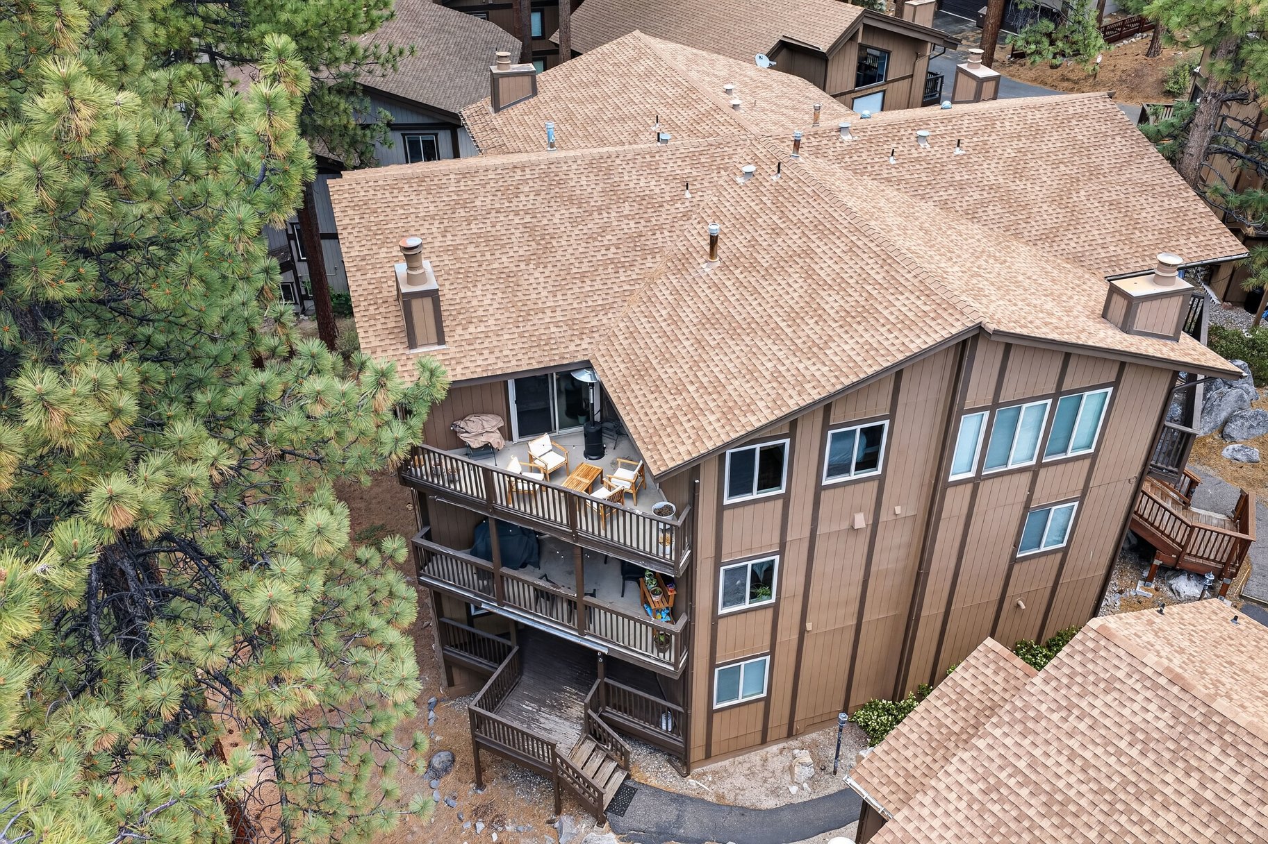  Expansive Nevada-Side Tahoe Retreat in Coveted Lake Village Setting - 物件實景