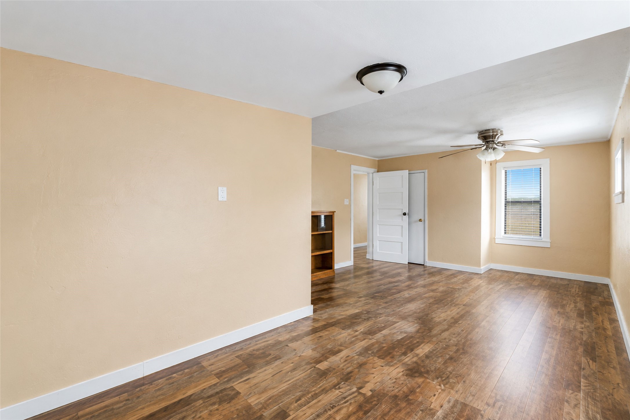  704 Loring Avenue - 物件實景