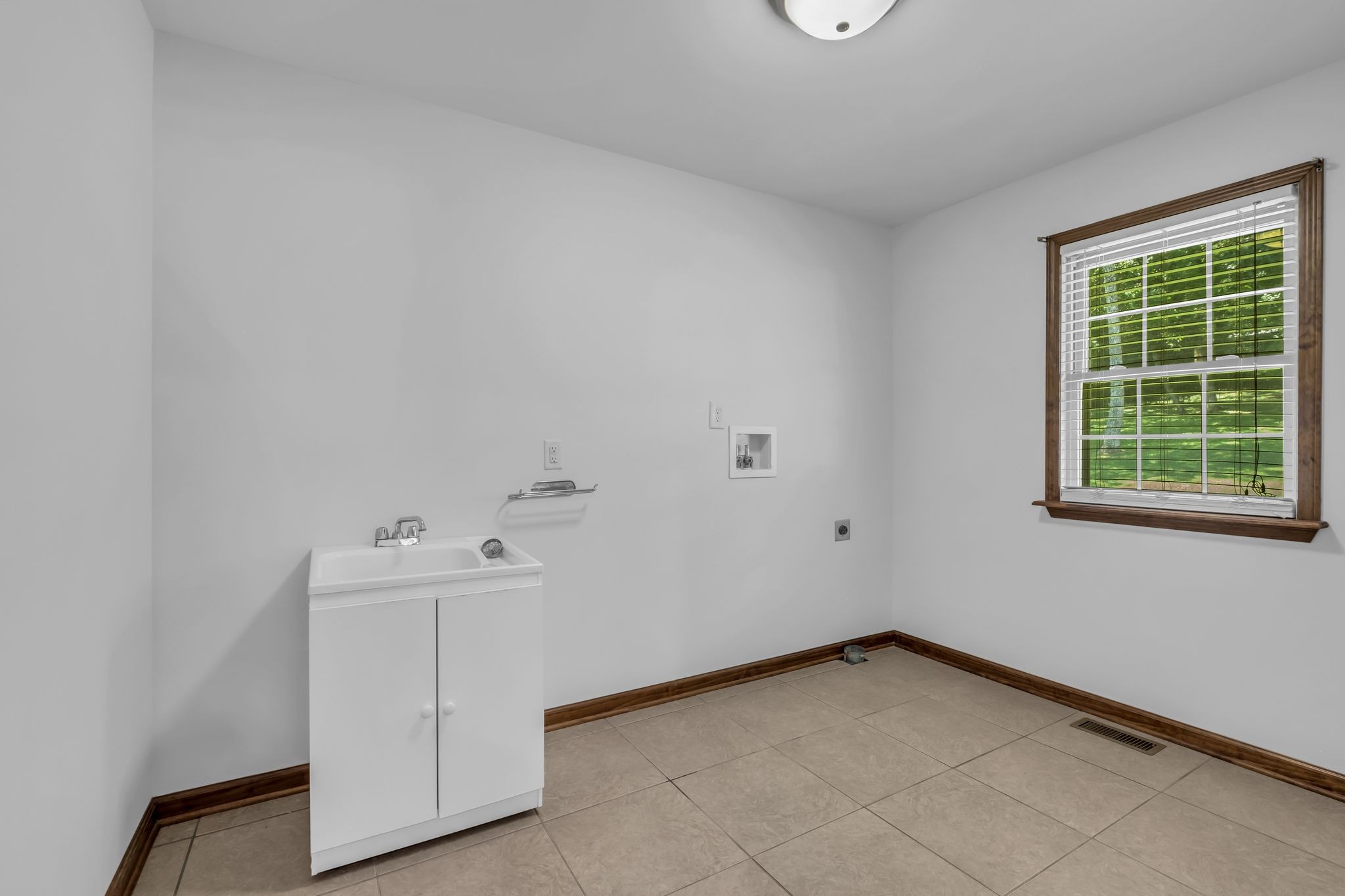 Whites Creek, Tennessee, 37189, United States, 3 Bedrooms Bedrooms, ,3 BathroomsBathrooms,Residential,For Sale,1895173