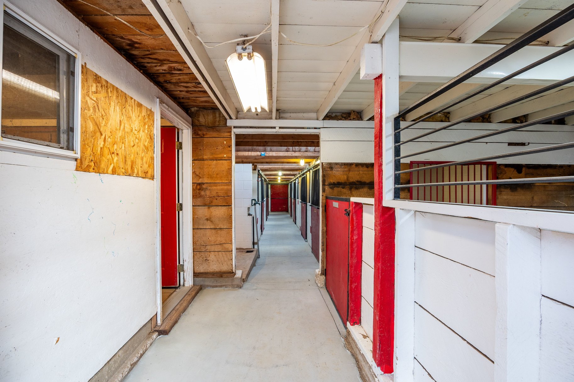  Incredibly Well-Maintained Horse Property with Indoor Arena & Views - 物件實景