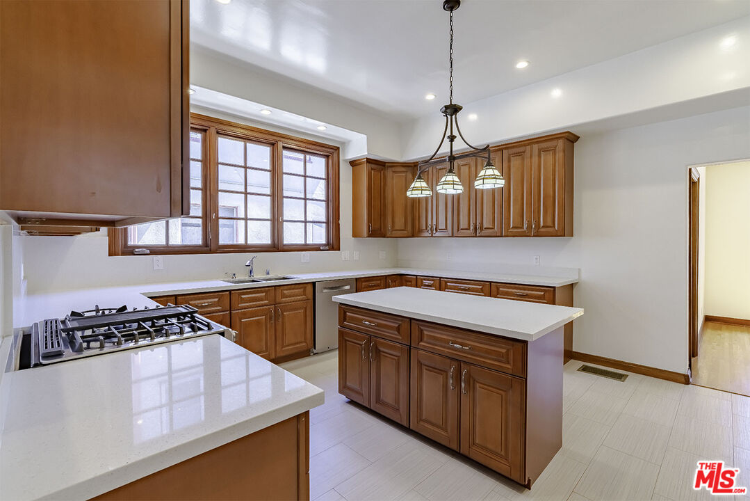 1232 Westchester Pl, Los Angeles, California, 90019, United States, 5 Bedrooms Bedrooms, ,5 BathroomsBathrooms,Residential,For Sale,1232 Westchester Pl,1662622