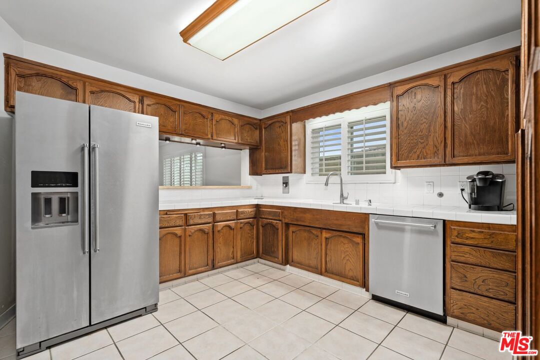 Los Angeles, California, 90056, United States, 5 Bedrooms Bedrooms, ,3 BathroomsBathrooms,Residential,For Sale,1987741