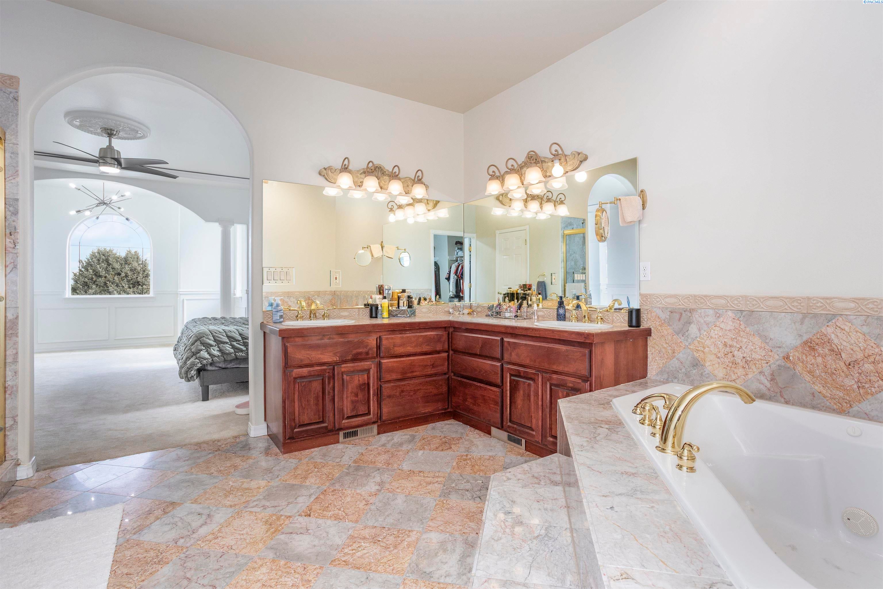 Richland, Washington, 99352, United States, 4 Bedrooms Bedrooms, ,4 BathroomsBathrooms,Residential,For Sale,1977070