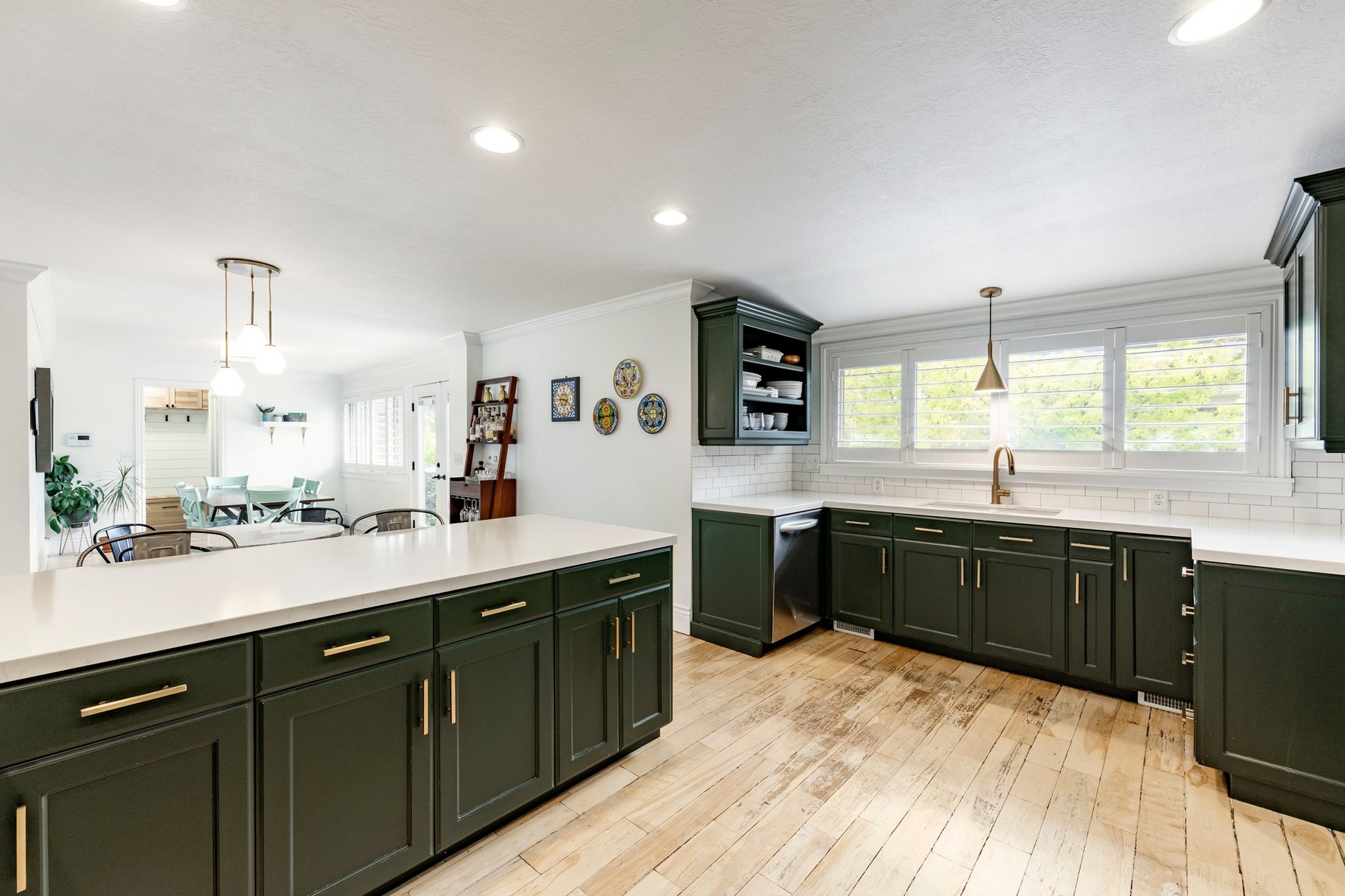  Modernized Millcreek Rambler with Open Living & Private Backyard - 物件實景