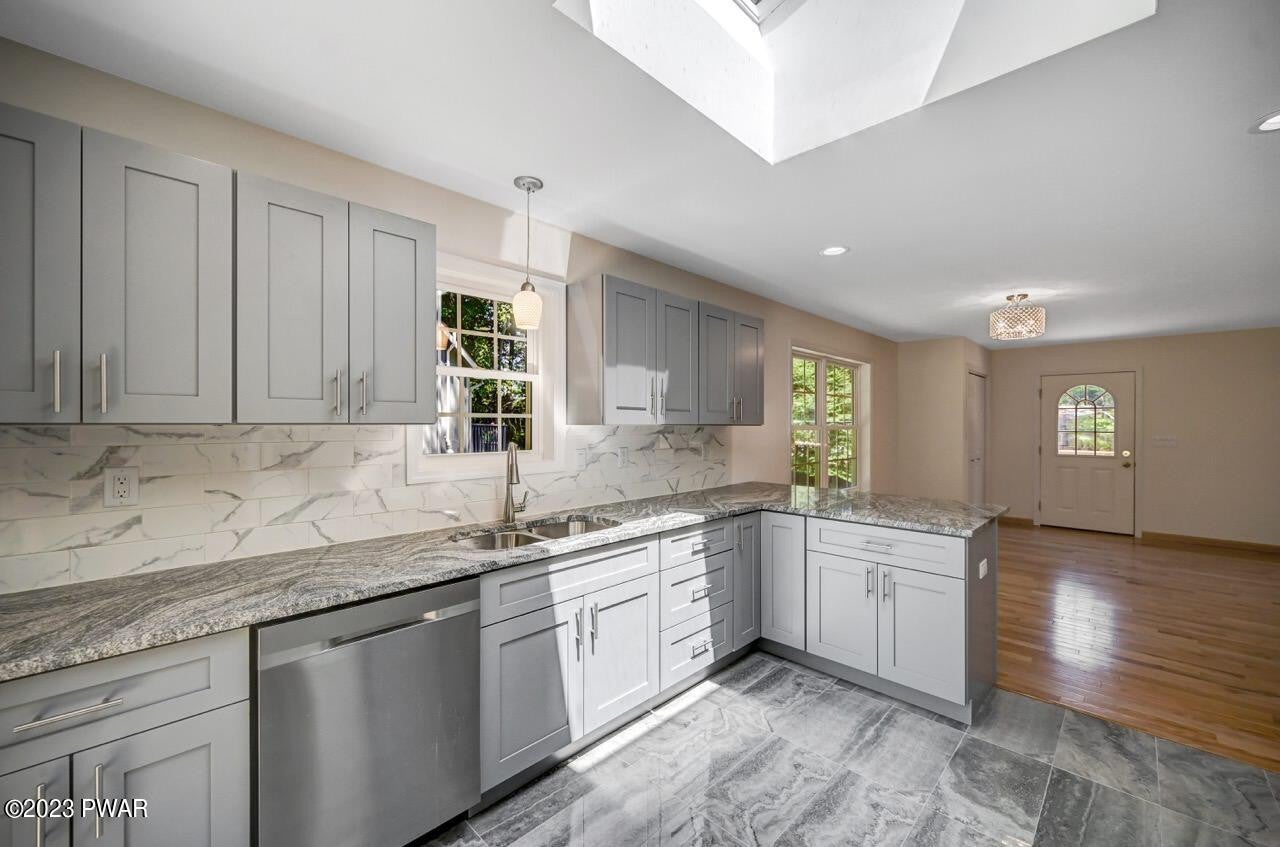 Lake Ariel, Pennsylvania, 18436, United States, 4 Bedrooms Bedrooms, ,4 BathroomsBathrooms,Residential,For Sale,2010728